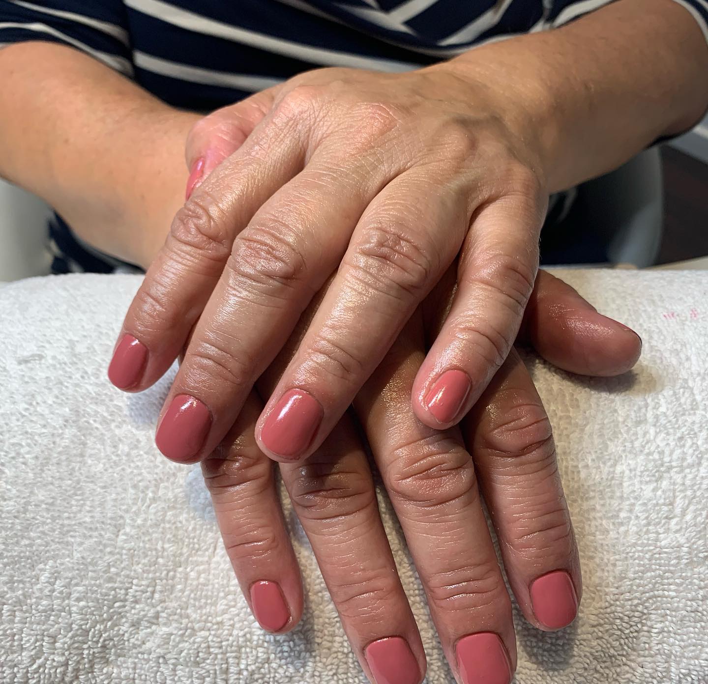 Maniküre mit Shellac
Bio Sculpture ist überzeugt, dass Nageldesign nicht nur den Nagel schonen muss – sondern auch unsere Umwelt und die Ressourcen. Deshalb bestimmt ethisches Handeln im Sinne aktiver Nachhaltigkeit alle Geschäftsprozesse. So fördert Bio Sculpture umweltgerechte Verpackungen und Produktions-Methoden. Und ebenso wichtig: Unsere konsequente Null-Toleranz-Politik gegenüber jeglichen Tierversuchen (Bio Sculpture)