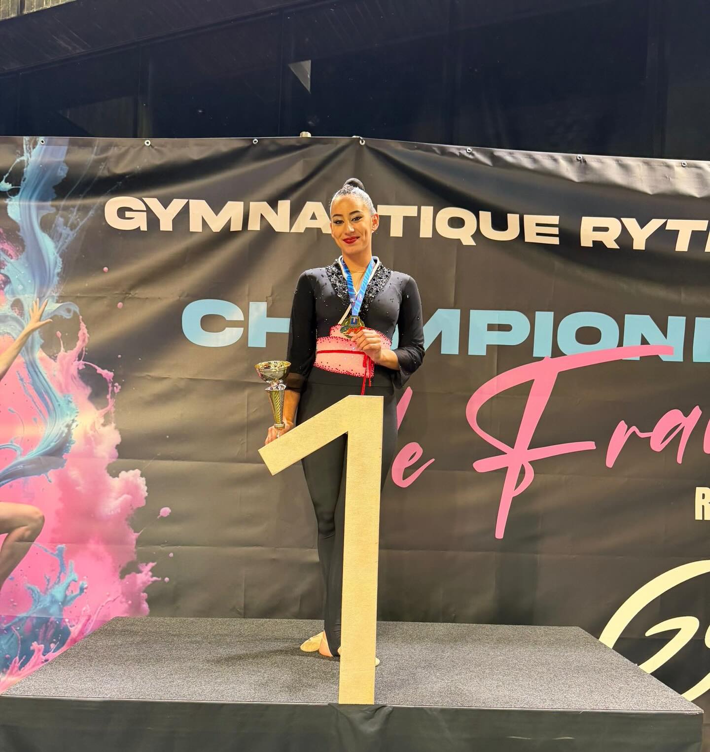 🏆 CHAMPIONNAT DE FRANCE – ROUEN 🇫🇷 🏆
Week-end inoubliable et rempli d’émotions pour notre club !
Trois gymnastes engagées, trois passages magnifiques, et surtout trois très belles histoires sur ce championnat de France !
✨ Imen a ouvert le bal samedi midi avec un passage exceptionnel pour sa dernière danse…
Un moment fort, chargé d’émotions, qui se conclut de la plus belle des manières.
Après une longue attente (21 ans de carrière), la récompense est enfin là !
Imen est sacrée CHAMPIONNE DE FRANCE 🥇🇫🇷
Une fin de parcours incroyable, couronnée d’or !
Félicitations Imen, nous sommes tous très fiers de toi 💖
