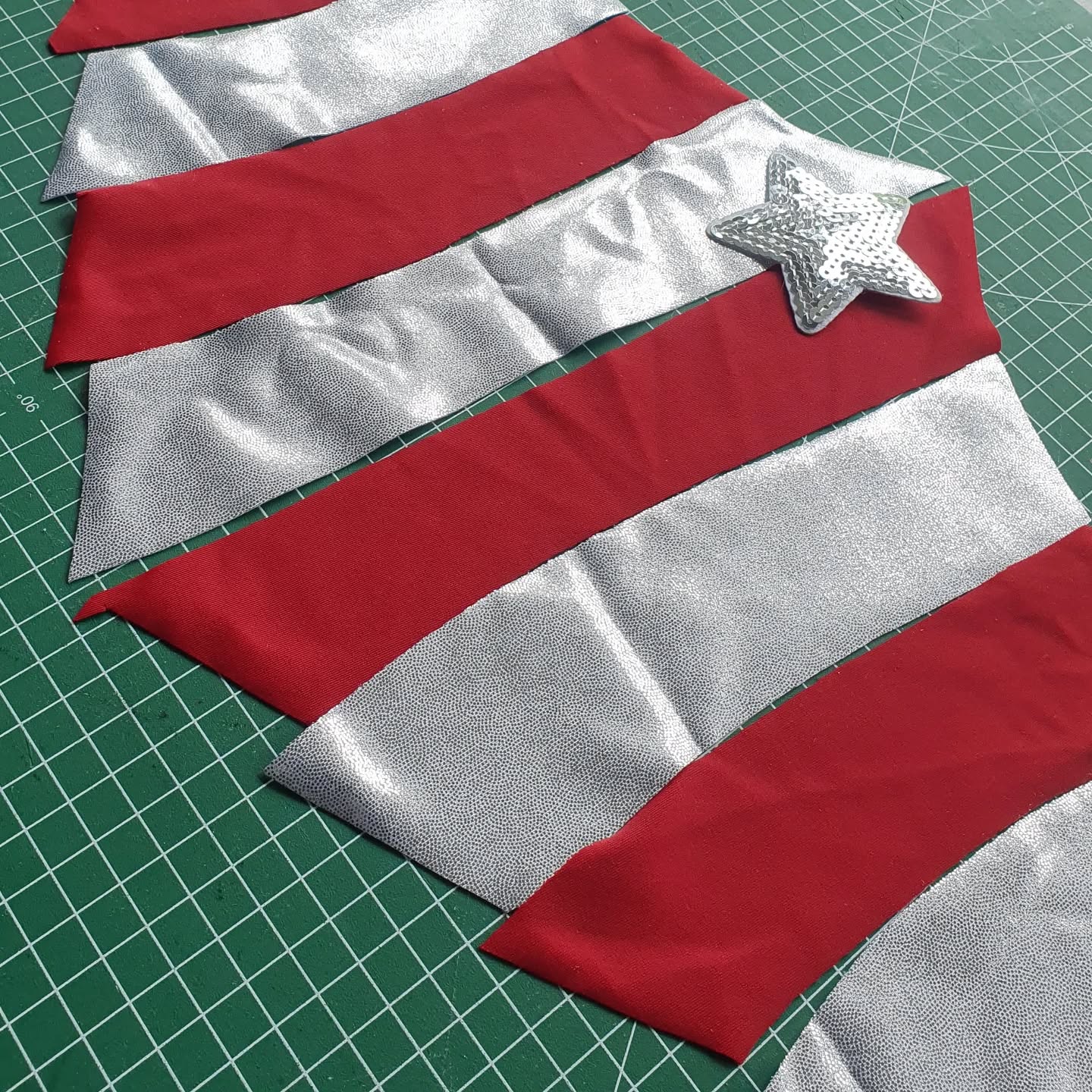 When you don't find the perfectly striped fabric, its colour blocking time!
#costumemaker #costumedesigner #circuscostume #vintagecircus #bespokecostume