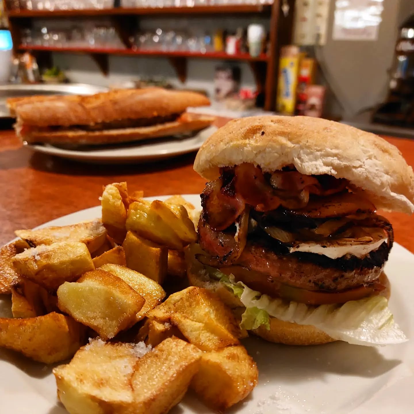 Has probado nuestras pizzas caseras... pues la Artiburger 🍔 estaa brutaaal 🤤