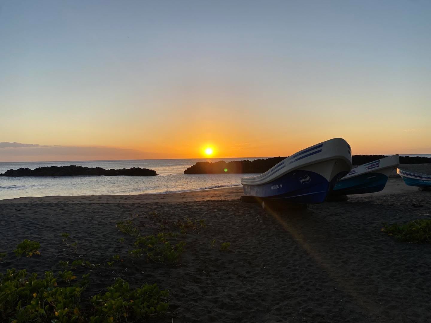 Visit the beautiful beaches around León! This one is called El Transito. Sunsets, surf and serenity. If you want to spend the night, we recommend @bananozsurfhouse_nicaragua #eltransitobeach #tortugabooluda #leonnicaragua #hostelworld #discovernicaragua #surfnicaragua #tranquilotraveler #bananozsurfhouse