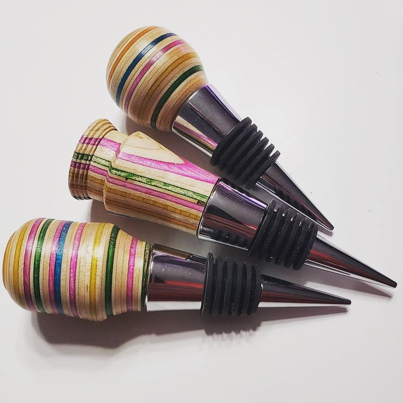 wine bottle stoppers 🧰 @handcrafted_by_jere
#wine #bottles #wineenthusiast #skateboard #skate #recycledskateboards #art #woodturning #woodworker #winestopper #whatwillyoucreate #reclaimedwood #bartools