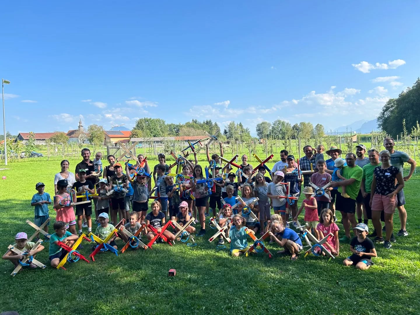 Ferienprogramm 2024🐓🐖🦌🥔🐐, unter dem Motto "Erlebnisreiche Stunden am Biohof Knoll" konnten wir heute wieder über 40 Kinder begrüßen und mit ihnen den Hof🏡 erkunden und ein Wurfspiel bauen, das die Kinder anschließend künstlerisch gestalteten 🖌 So konnten wir einen schönen Nachmittag verbringen!
Viel Spaß beim Spielen Zuhause! 🏘
Vielen Dank auch für die Materialien an Hausmeisterservice Strasser und @saegewerk_moosleitner !
#saaldorfsurheim #berchtesgadenerland #ferienprogramm #biohof