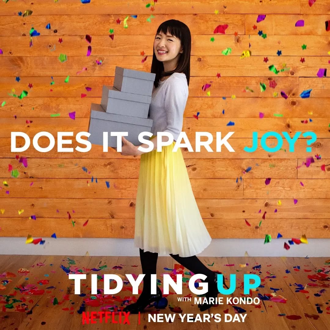 Brauchst du noch einen Plan für den verregneten Abend? Wie wärs mit @mariekondo 's @netflixde -Serie: „Aufräumen mit Marie Kondo“ Viel Spaß! 🍿🍿🍿
Fotocredit: KonMari Media, Inc., Netflix
#glueckssachen #sparkjoy #umzug #umzugsservice #konmari #mariekondo #konmariconsultant #magiccleaning #ordnung #ordnungscoach #ordnungsberatung #aufräumen #ausmisten #entrümpeln #organisieren #ordnungshilfe #linz #leonding #oberösterreich