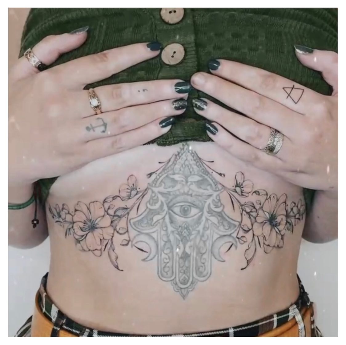 Thank you so much again to @modelajnatattoo @morbid_pain_tattoo_zamosc - I’m so in love 😍
(Hamsa done previously)
.
.
.
Top by @stradivarius
.
.
.