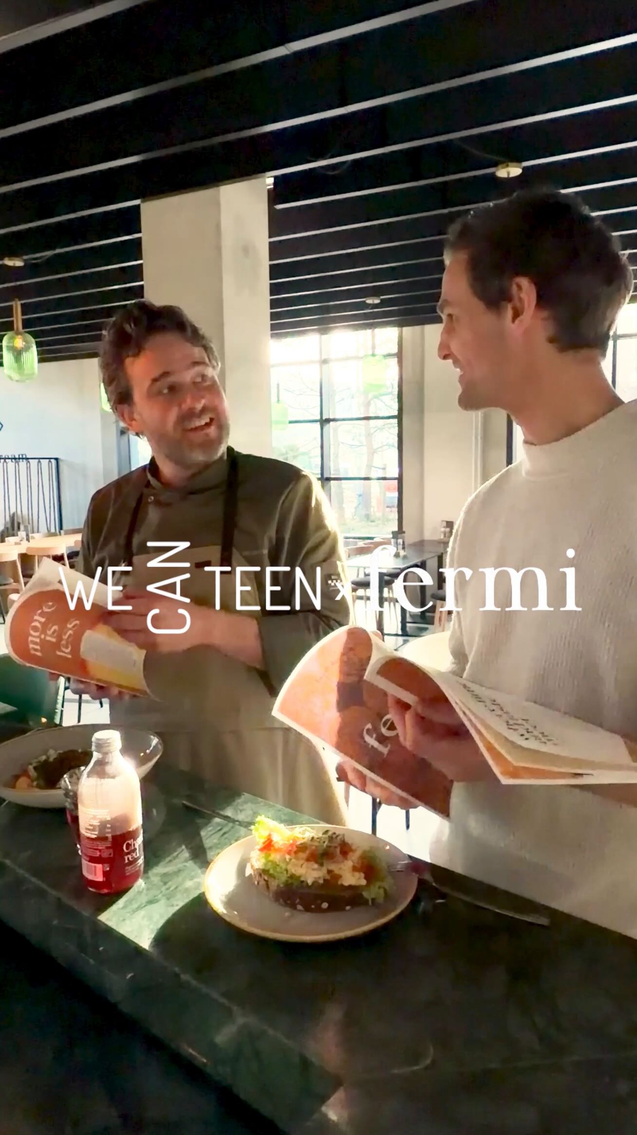 Wist je dat gefermenteerde voeding kan zorgen voor minder stress, en betere nachtrust? Voor de ‘Good Food, Good Mood’ campagne van @fermi_foods werkten we samen om gerechten op tafel te zetten die niet alleen lekker, maar ook onwijs gezond zijn.
We maakten de Kimchi Egg Sando, ga voor het recept naar www.fermifoods.nl
#wecanteen #fermifoods #fermentedfood #cookingvideo #cookinginspo