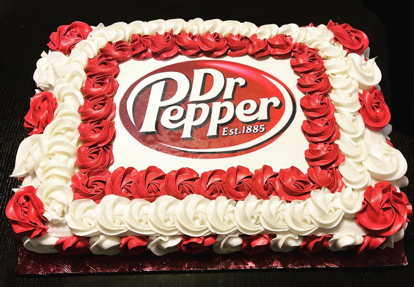 Red velvet Kake w/ butter cream icing, decorated with Dr Pepper and rosettes.
@buythepoundkakes #buythepoundkakes
#cakes #cakedecorating #houstoncakes #sugarlandcakes #sugarlandbaker #missouricitycakes #missouricitytexas #homebaker #happybirthday #saturday
#insta_food #designercakes #houstoneats #htxeats #htxbakery
#cakes #cakedecorating #houstoncakes #sunday #Monday #friday