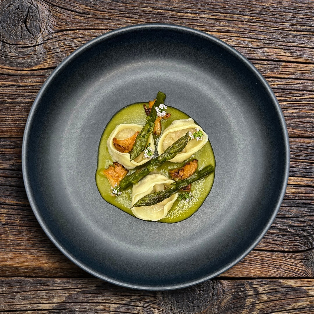 Hausgemachte Eierschwämmli Tortellini mit Spargeln 😋
Hast du gewusst? Wir kochen auch ein veganes 6-Gang Menü.
—> Reserviere dein Besuch und entdecke unser leckeres Juni Menü.
#oberstadtbaden #oberstadt #restaurant #baden #stadtbaden #badenist #badenisst #gaultmillauschweiz #gaultmillau #food #foodporn #schweiztourismus #aargautourismus @gaultmillau_schweiz @jeuneprimeur