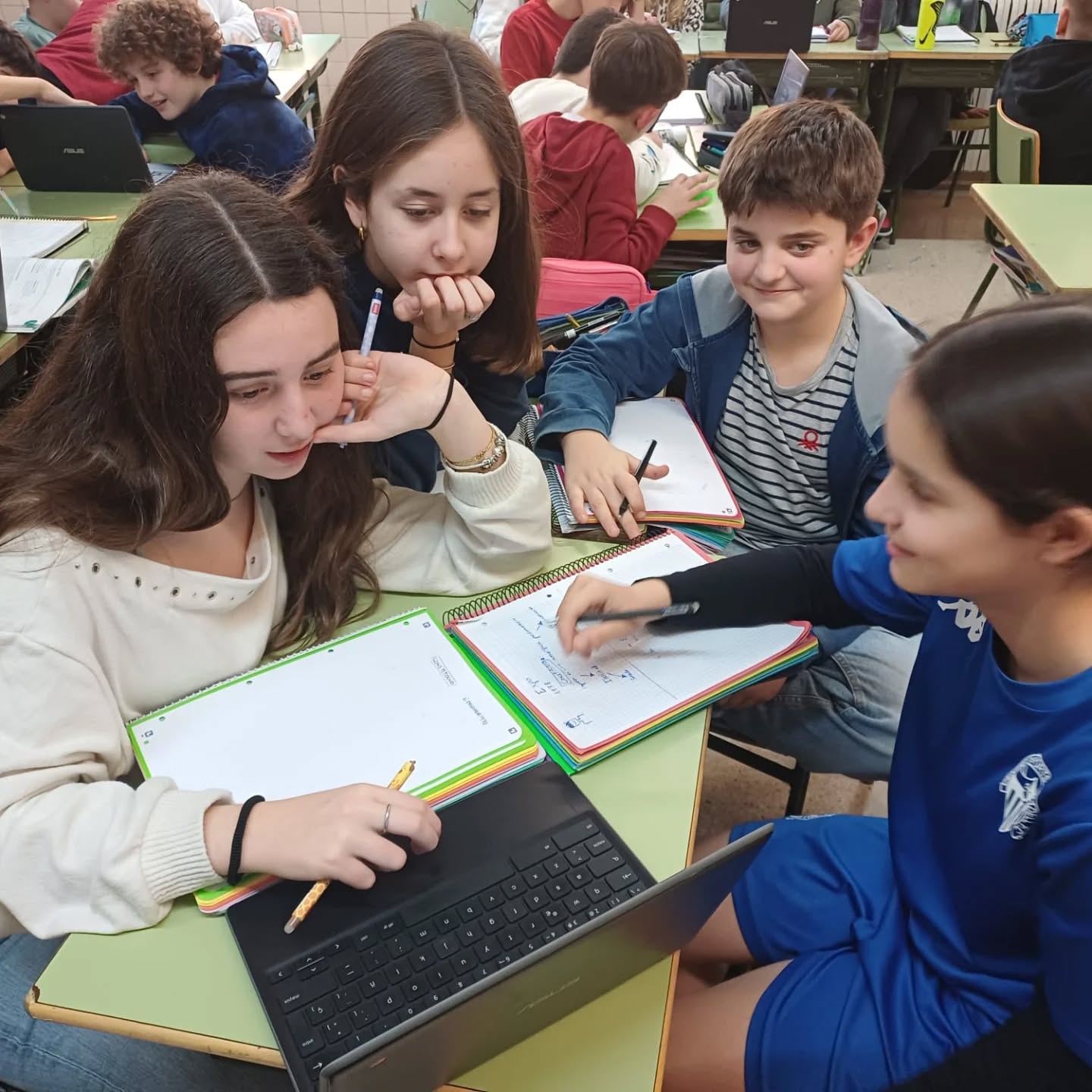 L'alumnat de 6è ha treballat recentment el tema de la Transició espanyola a l'aula 📚
Es van dedicar diferents sessions a l'elaboració dels murals en grups cooperatius i una última sessió per fer l'exposició davant del grup classe dels diferents aspectes relacionats amb la transició que havien treballat 👨🏻🏫 Bona feina!!