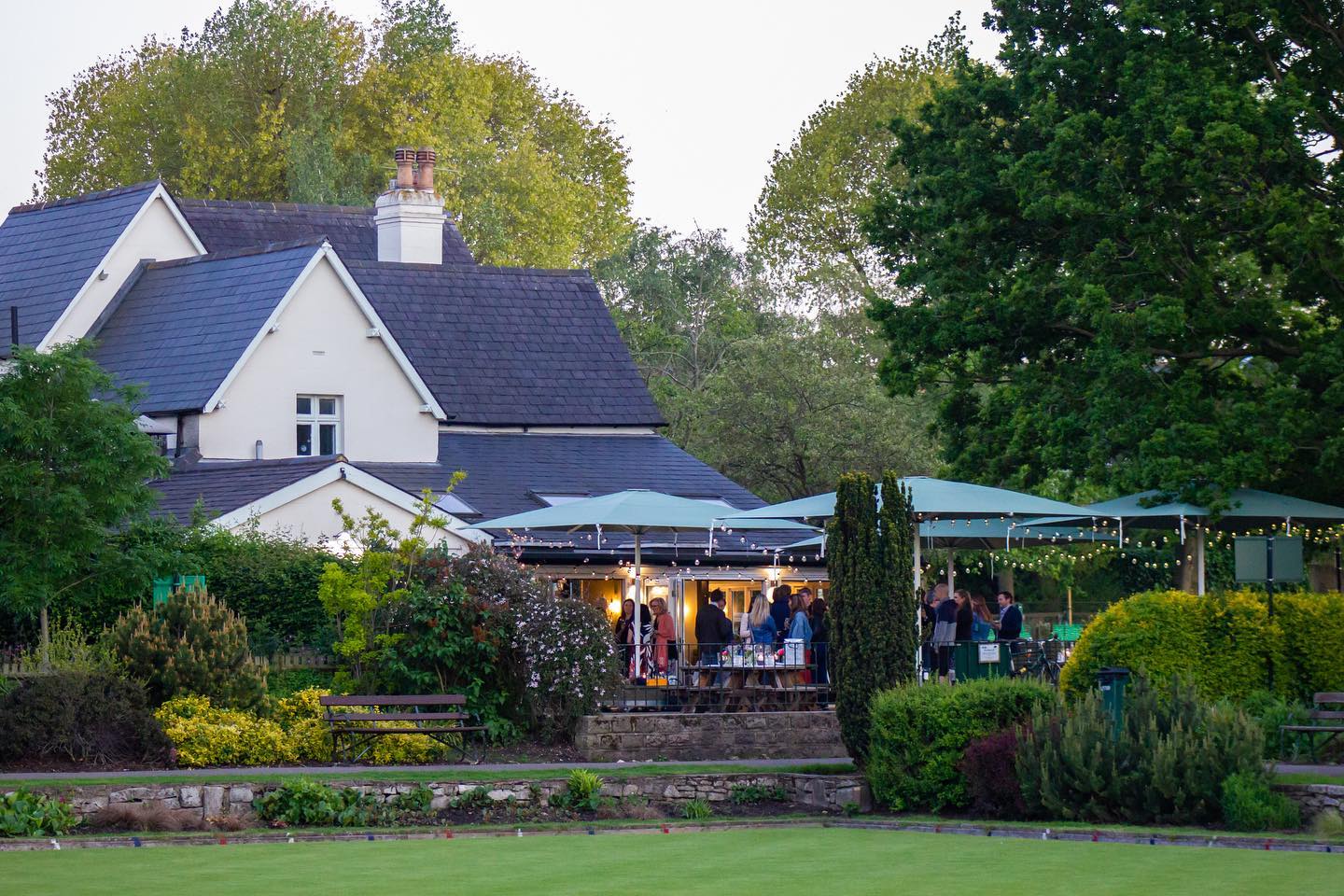 It’s our 8th summer of hosting parties @theskylarkcafe and we couldn’t be more excited!! The café is available for exclusive evening hire and over the years we’ve helped with so many wonderful occasions for our lovely customers, from weddings, birthdays and anniversaries, to end of year school parent bbq’s and sports club summer balls.
If you’d like to enjoy our delicious barbecue party menu with friends, as the sun sets over beautiful #wandsworthcommon, please do get in touch on events@rootsandberries.co.uk
We also offer private hire packages @orleanshousecafe and @therookerycafe
Cheers to the summer! 🥂
📸 by wonderful @linhmoranphotography