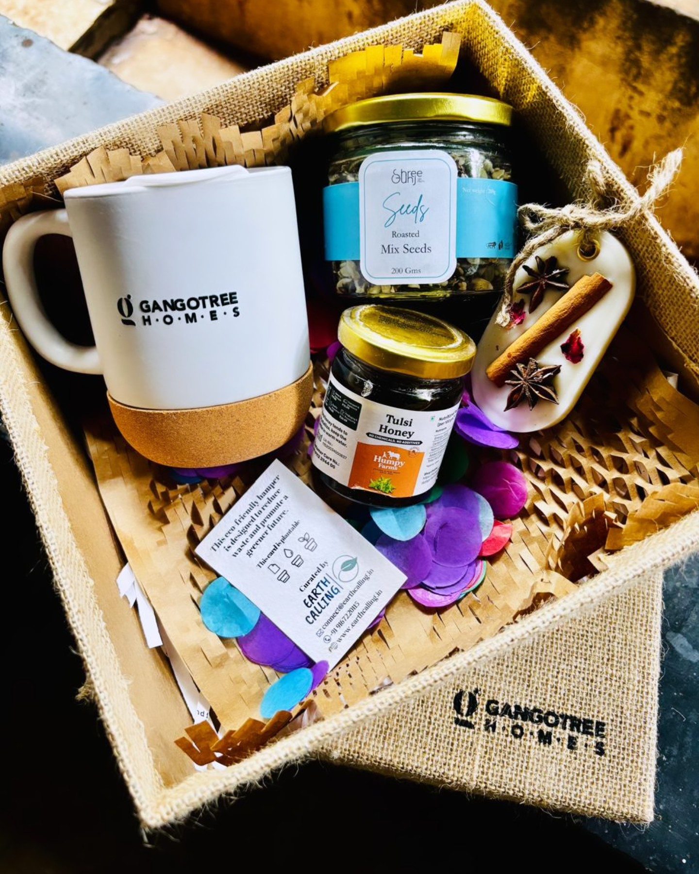 New work alert!
Sustainable gift hampers for @gangotreehomes 🏠
In the jute branded box:
1) Cork base ceramic mug
2) Seed mix
3) Wax essence sachet
4) Organic tulsi honey
#SustainableGifting #EcoFriendly #EcoConscious #vocalforlocal #SmallStepsBigImpact #supportsmallbusiness #ecofriendlygifting #EarthDayEveryDay #earthcalling
