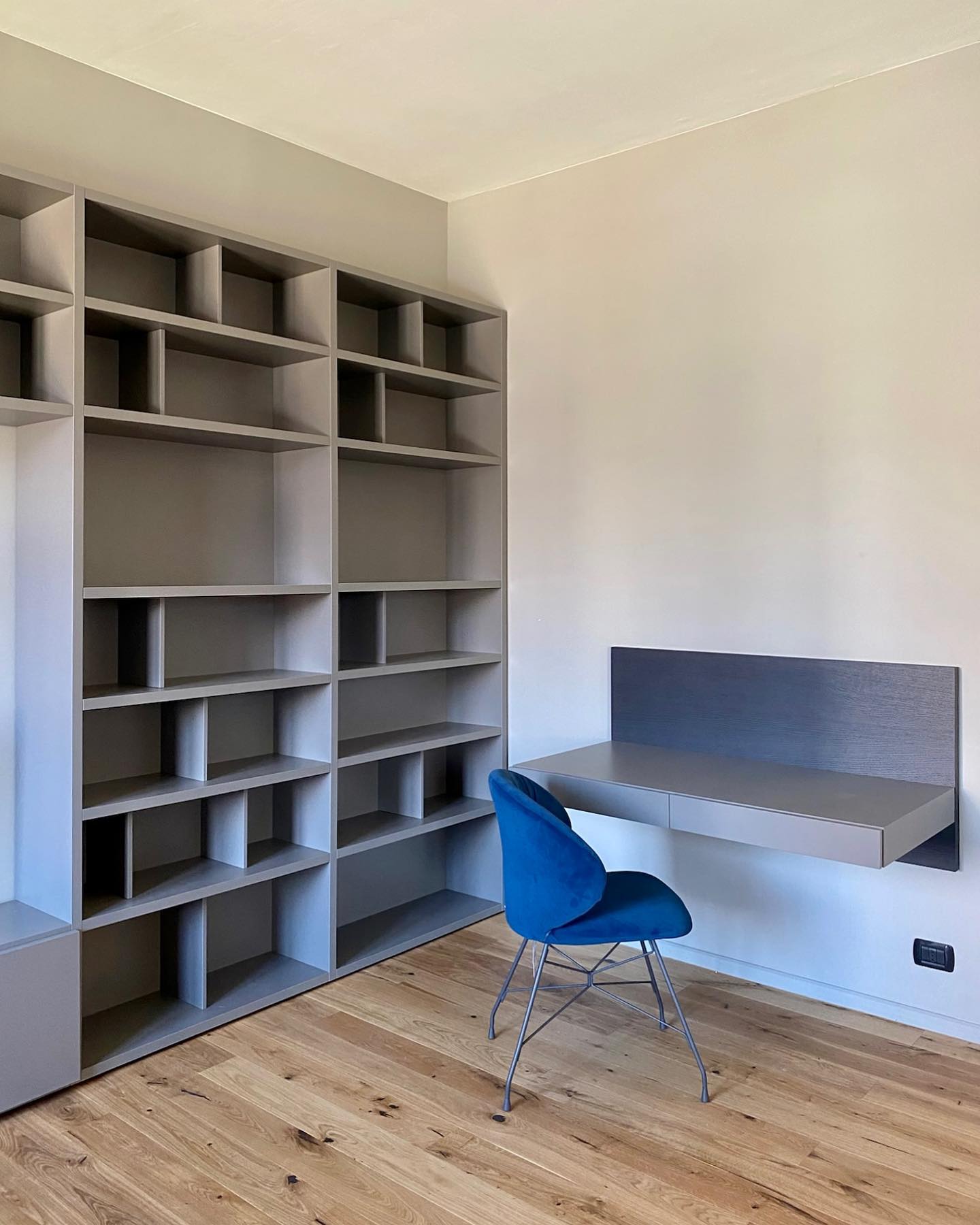 Dettaglio angolo studio quasi ultimato…
#apiuaarchitetti #architettitorino #ristrutturazione #interiordesign #design #living #livingdecor #inspohome #grey #sikkens #sikkensitalia #smartworking #pianca #piancadesign #spazioteca #ala #scrittoio #bontempi #bontempi #bontempicasa