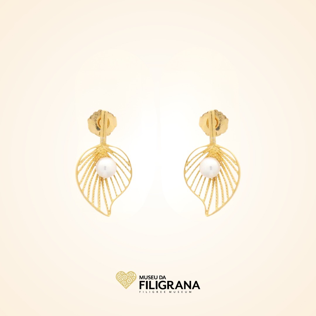 Anselmo 1910 apresenta na loja do Museu da Filigrana os brincos em prata dourada.
Presenting at The Filigree Museum the gold plated sterling silver filigree earrings.
#brincos #pratadourada #filigrana #manual #perola #joalharia
#earrings #goldplatedsilver #pearl #filigree #jewelry #portugal
