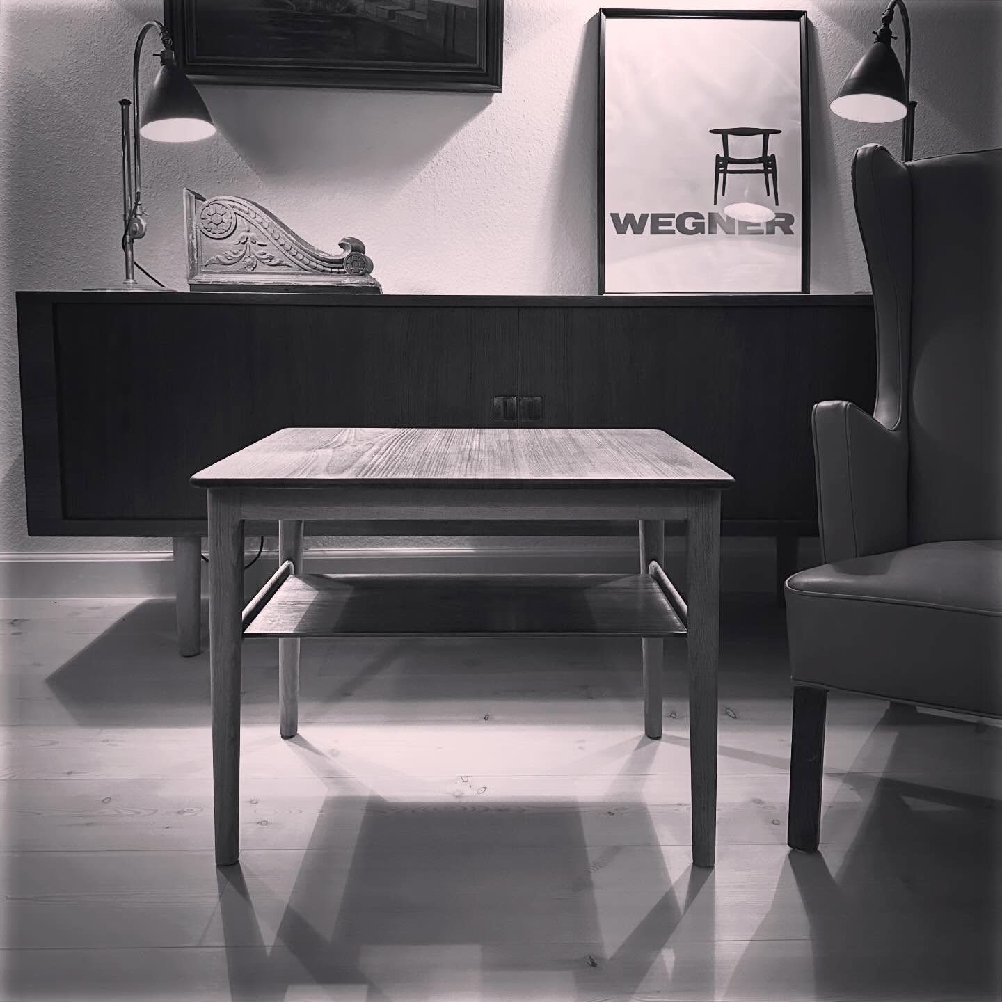 Et lille mesterværk i hverdagen
Dette smukke bakkebord, model JH566, er tegnet af Hans J. Wegner og rummer alt det, der kendetegner hans design: ro, funktion og udsøgt håndværk.
Det særlige ved JH566 er den integrerede lille bakke, elegant skjult under bordpladen. Med et let greb kan bakken trækkes ud – en gennemtænkt detalje, der gør bordet både praktisk og poetisk i brug. Her mødes form og funktion i perfekt balance.
Træets varme glød, de bløde afrundinger og den præcise snedkerkunst vidner om en tid, hvor møbler blev skabt til at holde – og til at blive brugt og elsket i generationer.
Et bord til stille stunder.
Et bord med omtanke.
Et ægte Wegner-møbel.
#hansjwegner #jh566 #bakkebord #danskdesign #møbelklassiker snedkerkunst tidløstdesign wegner møbelhuset2 tønder designarv