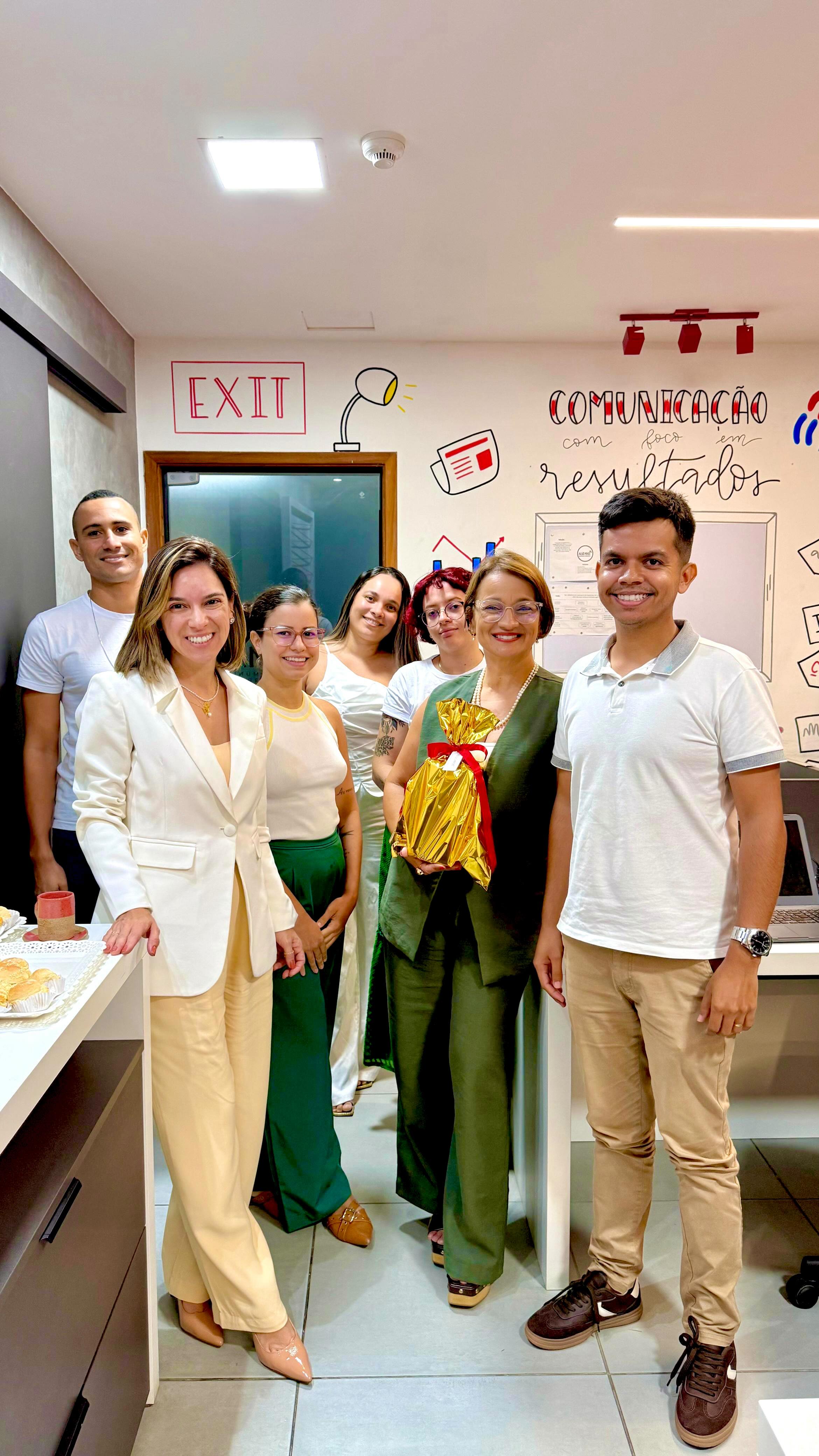 JANEIRO BRANCO | Em alusão ao mês da Saúde Mental, recebemos a visita da psicóloga Dra. Cris Souza para bater um papo com o nosso time sobre os cuidados necessários em prol do equilíbrio das emoções laborais.
Durante uma tarde, conversamos sobre os gatilhos que podem desencadear estresses, ansiedades, irritabilidade, entre outras coisas dentro e fora de casa em todas as nossas relações.
Também conhecemos e aprendemos mais sobre a NR1 e sobre como podemos elevar o nosso nível de autoconhecimento.
#janeirobranco #algomais #assessoriadeimprensa #jornalismo #comunicacao