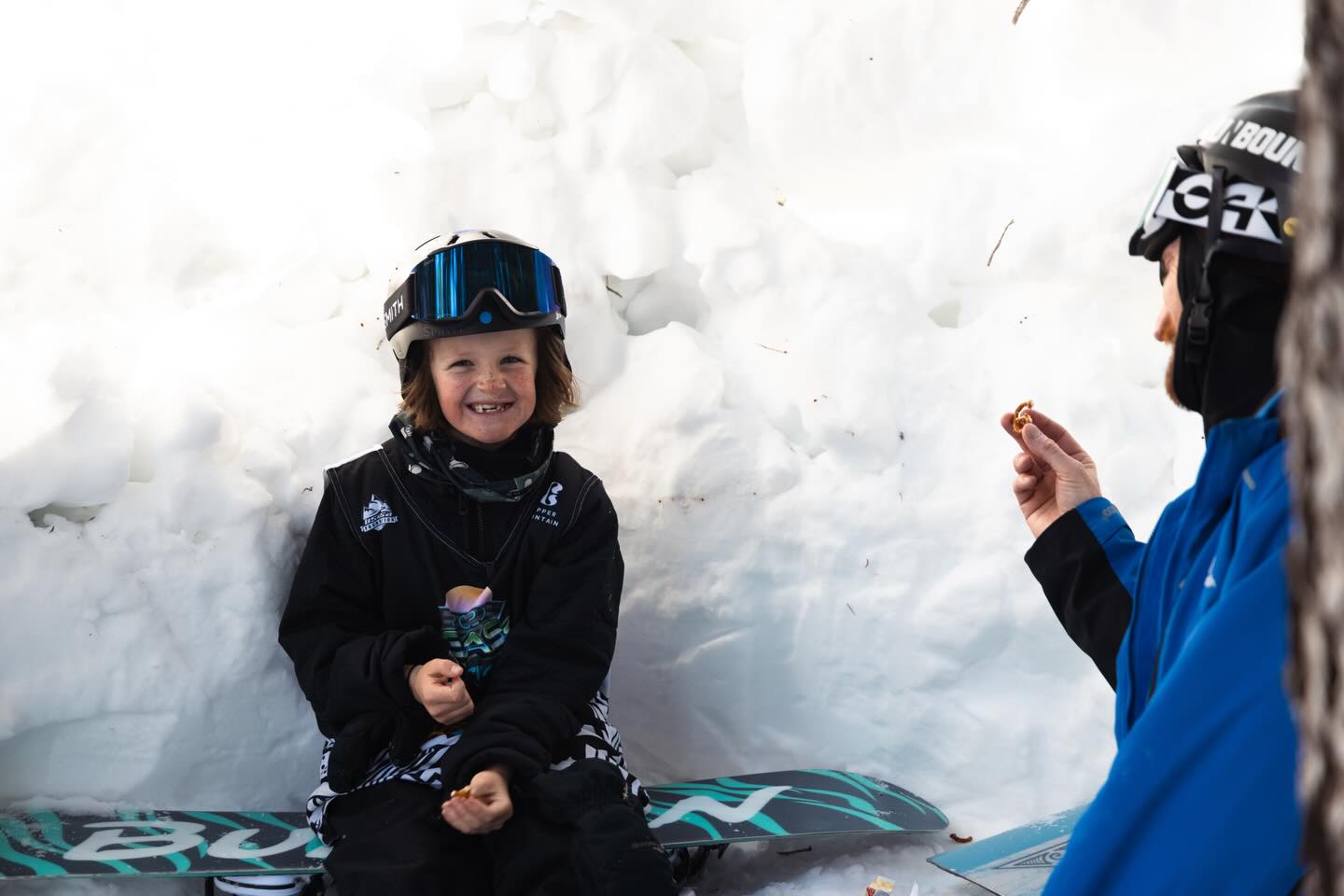 Our Ski PE program is back in session and our elementary school riders are having the time of their life—eatin’ snacks and shredding down the mountain! ❄️ 🏂 🥨
Photos by @sierrasummitphotography_ 📷