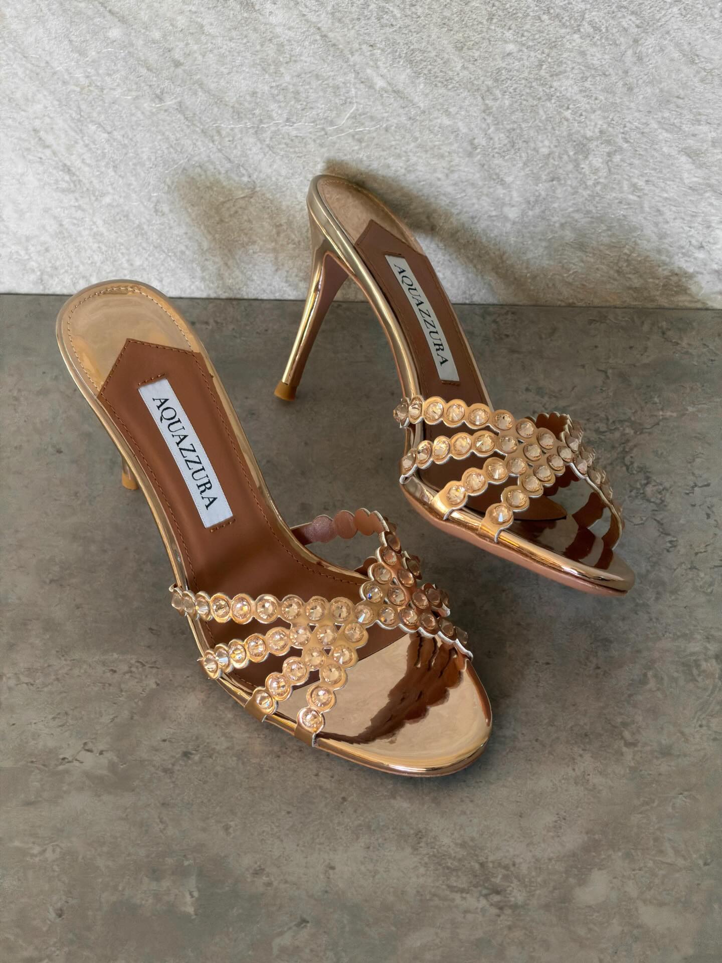 Aquazzura Tequila 75mm Mule 👠
Step into style.
Sizes: 36–41
Price: 600 AED
💬 DM to order
📩 Write to us on Instagram
🌐 Order online: www.amirashop.net