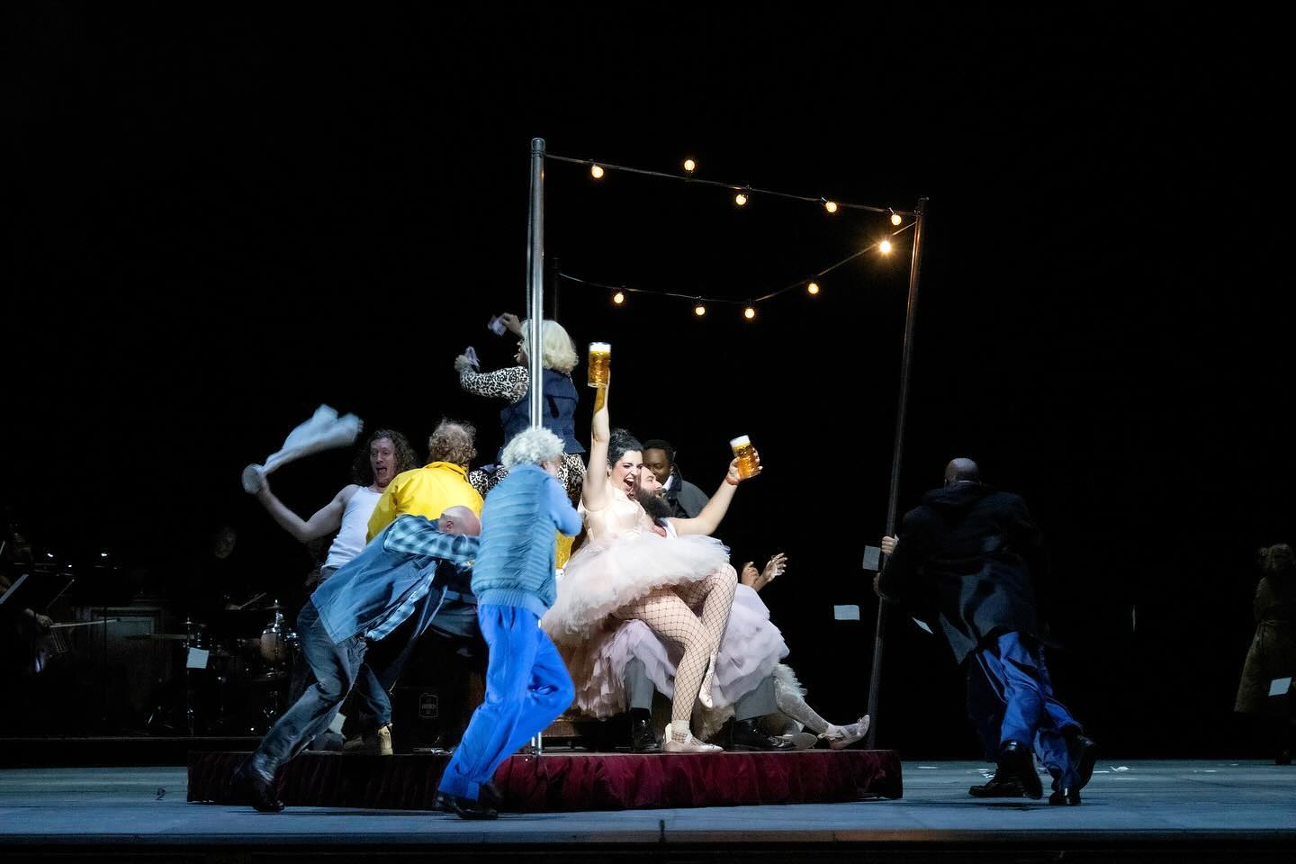 Pretty much sums up my feelings about opening DNO’s Peter Grimes TONIGHT! 🩰 ✨
This is one of the absolute coolest productions I’ve ever gotten to experience, let alone be a part of. And with a total dream team headed by @barbora_horakova_joly and @lorenzoviotti ! I can’t wait to share this little show we’ve created.
📸 @monikarittershaus for @nationaleoperaballet