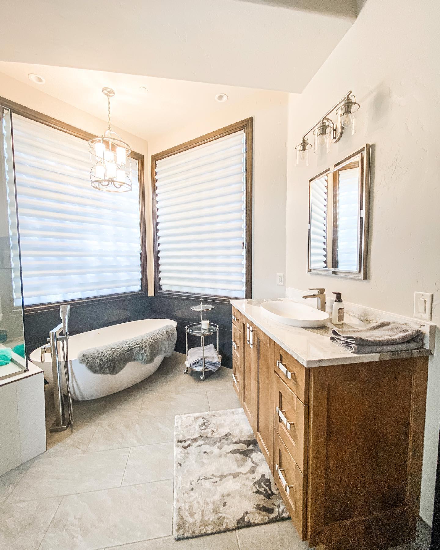 This rainy spring day has us thinking about rest and relaxation! Maybe a warm bath? This master bathroom is perfect for all those things ❤︎ Check our story for more pictures from this bathroom transformation! #transformationthursday #strongholddesign #interiordesign #interiorremodel #bathroomremodel #calmandcollected #simpleelegance #mountainmodern #mtibaths #siettohardware #hunterdouglasvignettes