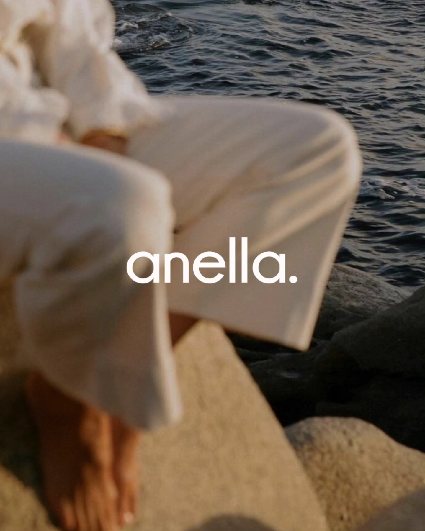 **À toutes les femmes qui font Anella**
Anella ne serait rien sans vous.
À nos clientes, qui donnent vie à notre vision du bien-être holistique et éco-responsable.
À nos collaboratrices, partenaires et artisanes, dont le savoir-faire et la passion façonnent chaque création.
Et tout particulièrement aux femmes des coopératives avec lesquelles nous travaillons, gardiennes de traditions et d’un savoir ancestral précieux.
Chacune d’entre vous fait d’Anella bien plus qu’une marque : un espace de connexion, d’équilibre et de transmission.
Merci d’être une part essentielle de cette belle aventure.