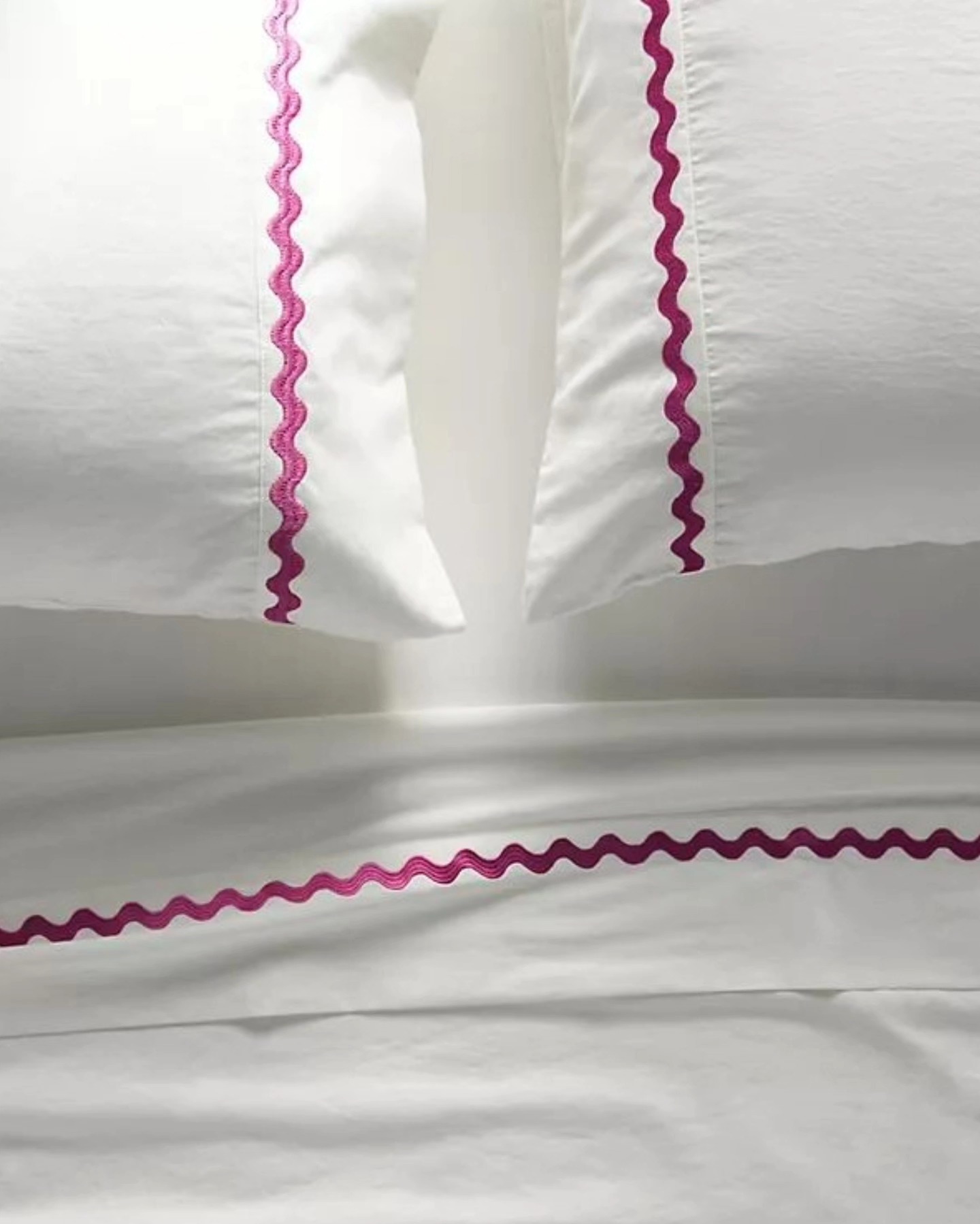 #TKF Art of Scallop bedding 🌊
We are still working our butts off to master this technique.
Only the worthy get their clients satisfied.
Indian Organic Home Textile Company.
Visit us at www.thekarurfabrics.com