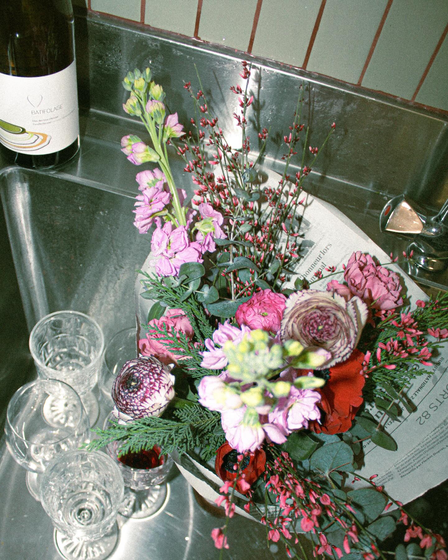 🦋🦋💕💕𝓲𝓭𝓲𝓵𝓲𝓸 / 𝓲𝓭𝔂𝓵𝓵𝓮 💕💕🦋🦋
Donc for you 𝓁𝑒𝓈 𝓇𝑜𝓂𝒶𝓃𝓉𝒾𝒸 𝓁𝑜𝓋𝑒𝓇𝓈,
Notre bouquet bucolique de la prairie 100% fleurs françaises, et pas que, aussi locales! Accompagnée de son vin blanc 💕🦋
Un combo very sweet, very doux💘
// It was all Cupid’s idea. //
• à partir de 49€.