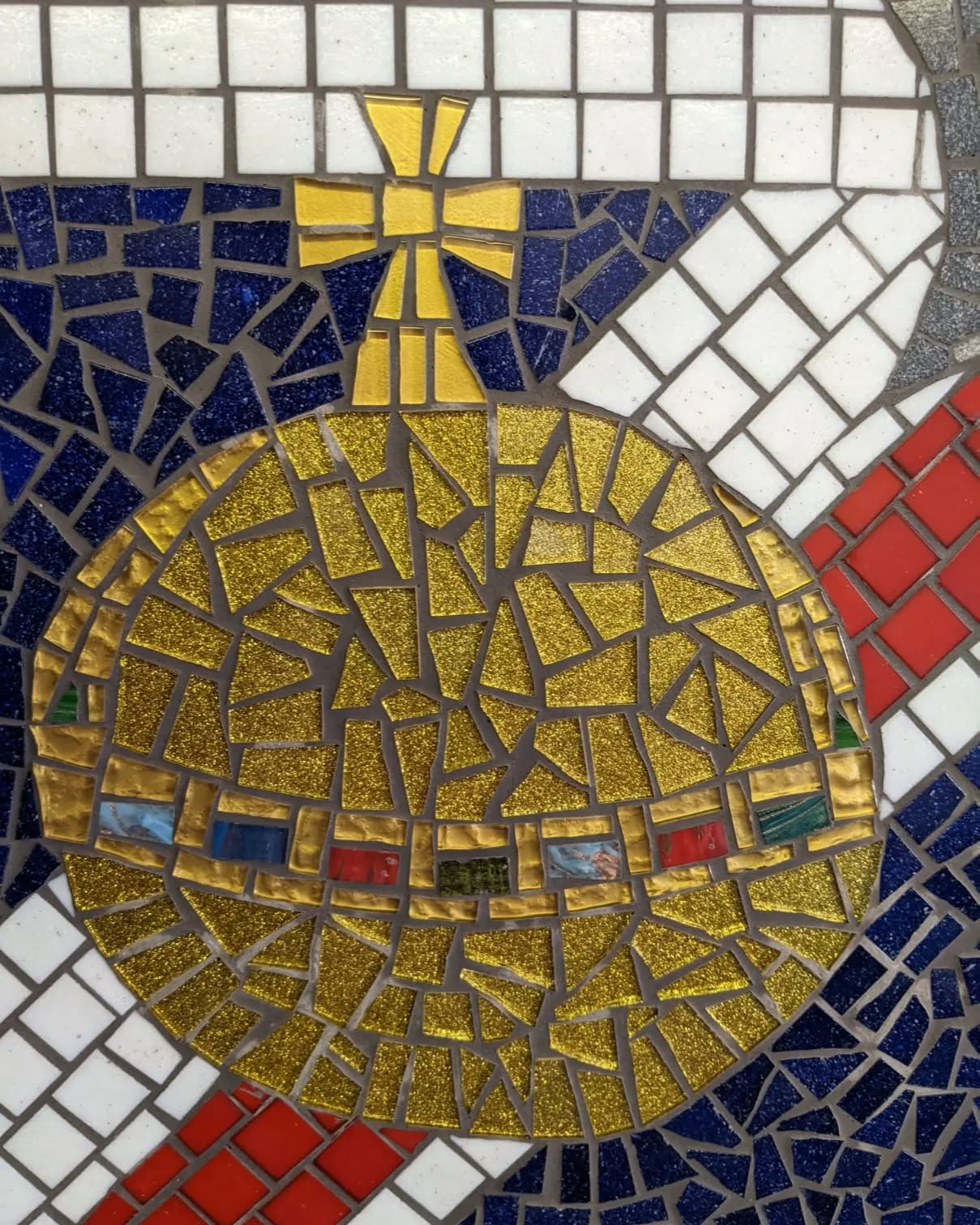 Made with St Peters Church of England School in Folkestone - Celebrating the coronation of King Charles ||| 👑 working with every child in the school this certainly marked the occasion!
#kingscoronation #kingcharlescoronation #mosaicinspo #goldmosaic #mosaicgold #madewithkids #folkestone #ihavethisthingwithtiles