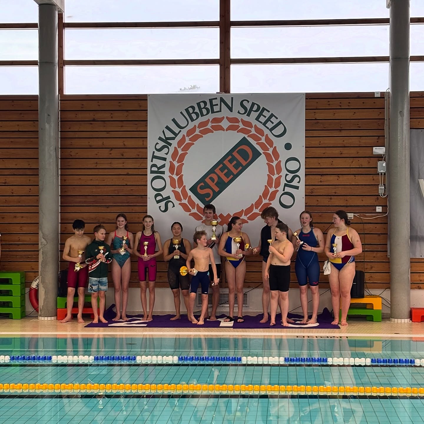 Veslefrikk Open tok plass i helgen, som årets første svømmestevne på Nordtvet bad.
Helgen startet med rekruttstevne lørdag formiddag, der mange ferske svømmere fikk delta på svømmestevne for første gang 💦
Frivilligheten har som vanlig gjort en fantastisk innsats med matlaging, cafésalg, opprigg, tiditakning og mye mer. Og uten denne fantastiske gjengen hadde helgens suksess ikke vært mulig ⭐️