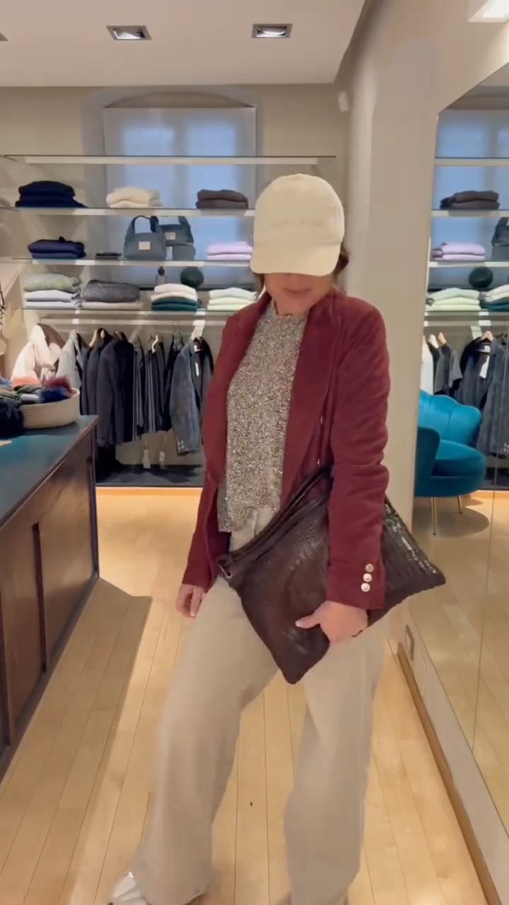 Avete chiesto la NUOVA COLLEZIONE?
Eccovi accontentate:
1 look, 3 capi spalla! 🩶✨
Maglia @alysiofficial €294
Jeans @mother €465
Giacca in pelle @weekendmaxmara €499
Giacca Alysi €526
Blazer @myskinreal €595
Cappellino MM Weekend €69
#newcollection #nuovacollezione #abbigliamentodonna #luxuryfashion #atelier51