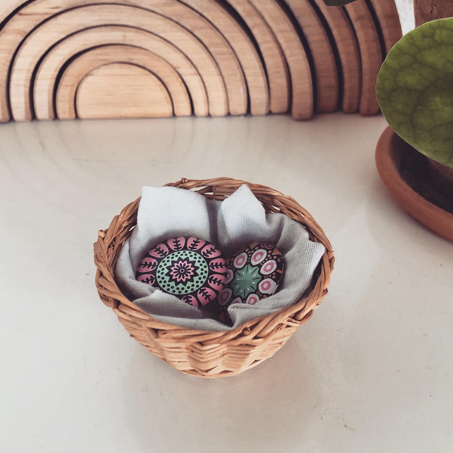 Ich: „Ich hab da so eine unangenehme Sache, die ich klären muss und mich nicht überwinden kann dazu.“
Meine Freundin: „Nimm doch deine Mutsteine.“
Wo sie recht hat 😂.
Man kann immer gut reden, wenn man nicht direkt betroffen ist (ich hab da neulich was gepostet zu den Mutsteinen).
In den Schuhen des anderen stecken ist einfach immer wieder gesund und ein klein wenig ernüchternd 🤪.
.
.
.
.
#ermutigung #mut #individualpsychologie #lebenmitkindern #lebenmitkind #alltagmitkindern #elternsein #eltern #elternschaft #gefühleernstnehmen #parenting #parentingtips #parentingstyles #momlife #mamansuisse #maman #momof3 #selbstwirksamkeit #elternleben #gefühlsarbeitmitkindern #mama #mami #mamá