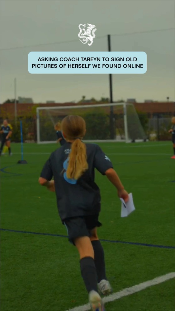 Hey Coach Tareyn, can you sign this please? ✍️
Making @tareyncarol sign old pictures we found of her.