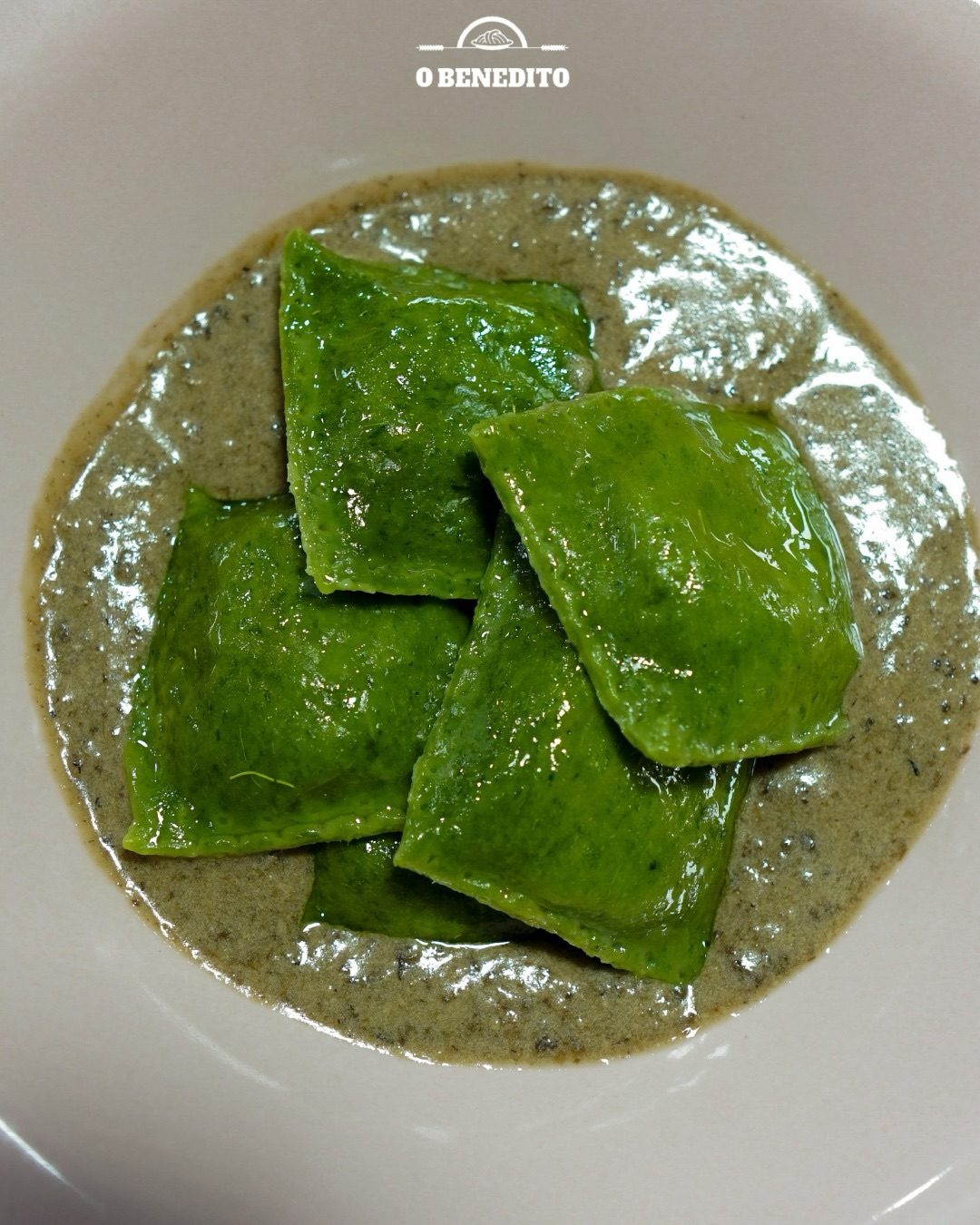 Nosso ravioli mineiro nasce do encontro entre técnica italiana e identidade brasileira.
A massa fresca é elaborada com couve, que confere coloração verde natural.
O recheio combina creme de moranga com carne de lata, ingrediente tradicional da culinária mineira.
O resultado é um clássico da gastronomia italiana reinterpretado a partir do nosso território, dos nossos ingredientes e da nossa memória afetiva.
Esse é um dos pilares do nosso trabalho: respeitar as bases da cozinha italiana e traduzi-las para o nosso universo, criando pratos autorais, com identidade e propósito.
Inclusive, hoje estamos produzindo o Ravioli Mineiro, para quem deseja adquirir a massa fresca, eles estarão disponíveis a partir das 15 horas.
#MassasArtesanais #Divinópolis #minasgerais