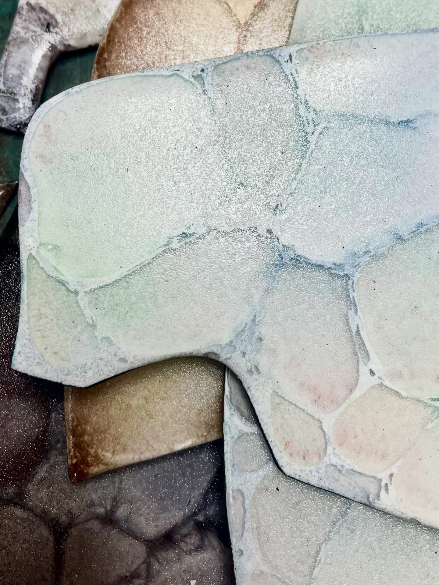 ✨ MATIERE & RECHERCHE
ORIGINE #4
De la terre naissent les matières
Émaux sur cuivre
Minéraux, métaux et verre s’y rencontrent, se transforment, se révèlent