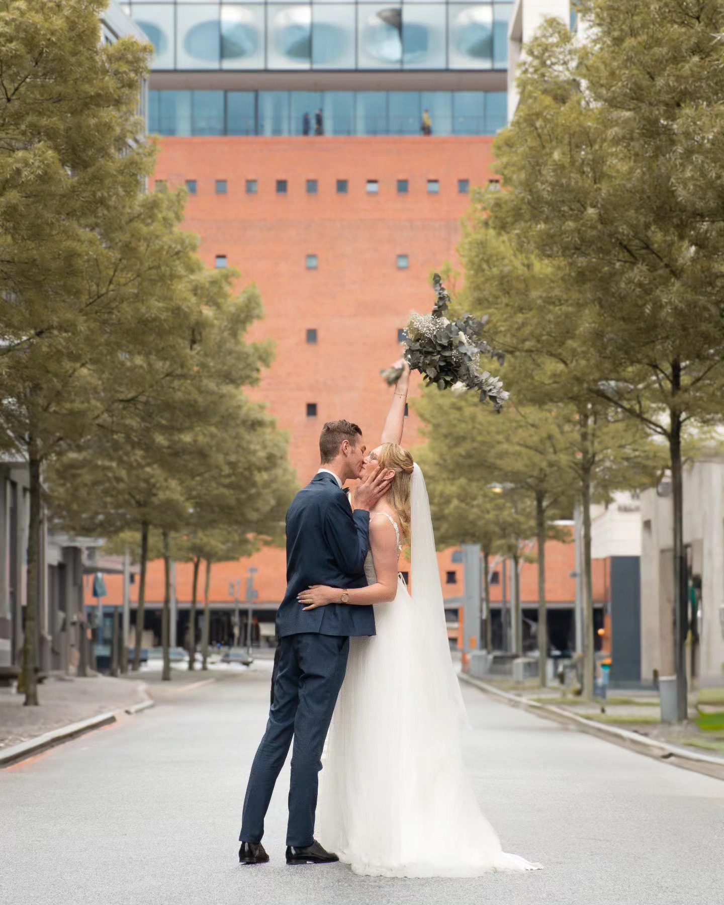"Wenn die Elbphilharmonie wüsste, wie man Liebe in Noten umsetzt, würde sie klingen wie dieser Kuss."
Schöne Erinnerungen mit @laura_fuchs28 & Partner ❤️🎶
#hochzeitsfotograf #weddingphotographer #elbphilharmonie #couplegoals #afterweddingshooting #hochzeitsshooting #braut #Bräutigam #liebesreportage #Trauunghamburg #standesamthamburg