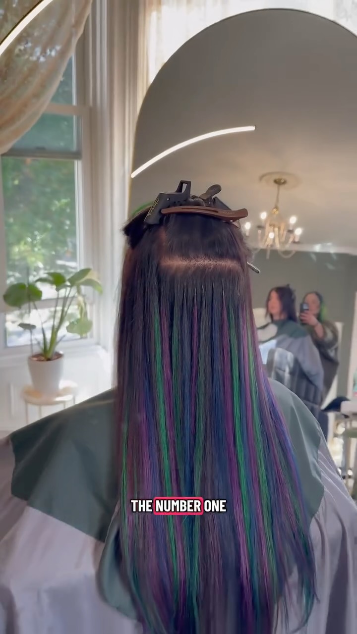 The first two clips are how keratin bonds SHOULD NOT look 👀
This particular person contacted me on social media after having these installed elsewhere & being in pain.
She had only had these in for a couple days. Already multiple pieces had ripped out of her head. Her scalp was red, irritated all over & she said it felt like sleeping on razor blades.
I’m gonna say this with my chest
📢 YOUR EXTENSIONS SHOULD NOT HURT YOU
Keratin Bond Extensions especially are able to be customized SO TINY and discreetly, they can be comfortable, weightless and have the most styling versatility out of most extension methods I’ve seen.
We want happy, healthy scalps, hair and to reach our hair goals 🖤
Interested in talking to me about hair extensions? My scheduling link is in my bio, you can request a consult anytime.