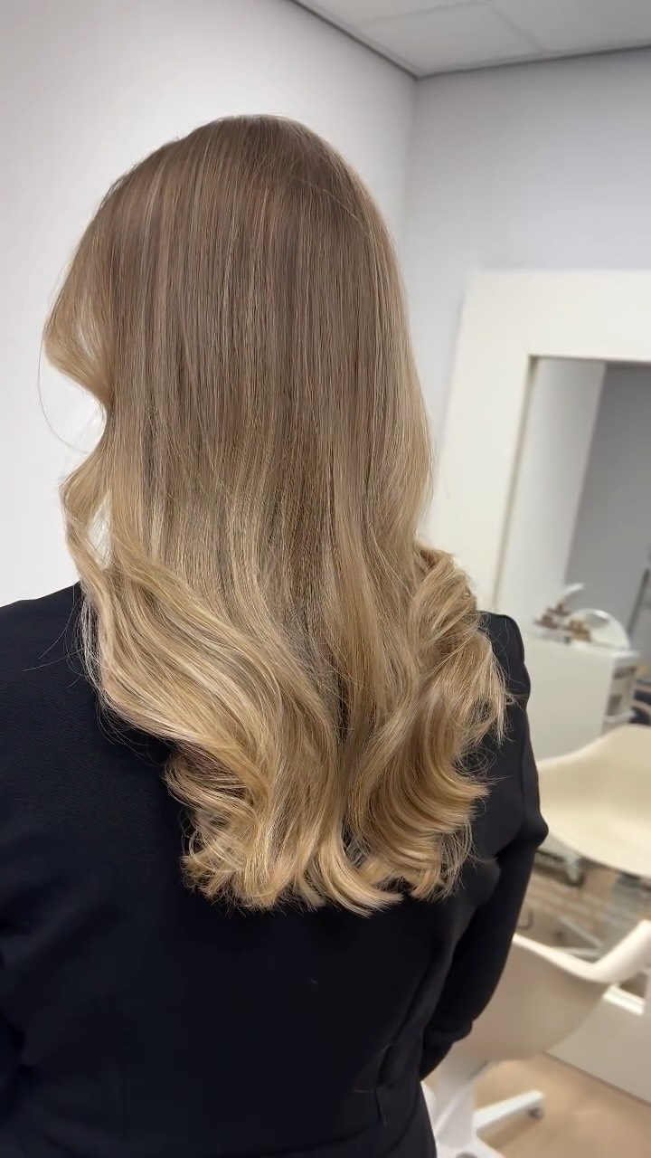 Hair Make-over
Voor deze make-over koos ik bewust voor een korter en verfijnder silhouet, zodat het haar weer in balans komt en zijn natuurlijke schoonheid terugkrijgt.
Het blonde haar werd zorgvuldig gecorrigeerd en verdiept, met zachte nuances die het model versterken en zorgen voor een tijdloze, elegante uitstraling.
#salonpalmav
Als afsluiting kreeg het haar een glansbehandeling, waardoor de structuur zichtbaar gezonder oogt.
Het resultaat is een coupe die niet alleen mooier oogt, maar ook sterker, zachter en levendiger aanvoelt.
Een transformatie waarbij kwaliteit, rust en gezondheid voorop staat 🤍