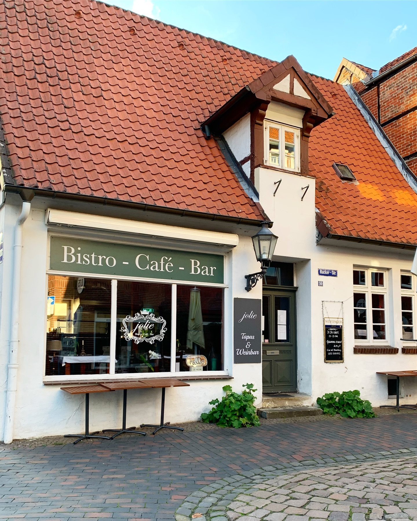 Wir können es noch gar nicht richtig glauben aber wir sind jetzt schon mitten in den Renovierungen.
Wir durften das „Bistro Jolie“ in der Rackerstr. von Chrissy übernehmen und freuen uns schon sehr euch bald in Lüneburg im „Brezam“ begrüßen zu können! 🥰
#lüneburg #cr
