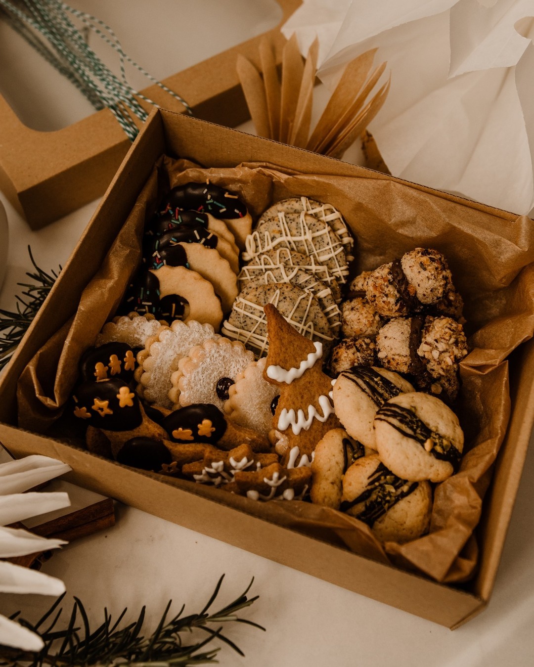 ho! ho! ho! GIVEAWAY FORADVENTURE vol.2
Zahvalni smo na cijeloj godini koju uskoro ostavljamo iza nas, pa tu zahvalnost želimo podijeliti i s vama.
Ovo je drugi od četiri darivanja.
Igramo se svakog četvrtka pa tako sve do Božića.
Ovaj tjedan vas darujemo prefinim božićnim kolačićima, jer za božićne kolače nikad nije prerano.
Slatki i ukusni suhi kolači čekaju na jednog dobitnika. Dolaze u fino pakiranoj kutiji savršenoj za pokloniti nekome ili uveseliti sebe.
Pravila za sudjelovanje su sljedeća:
🎅🏻Lajkati objavu i u komentar označite osobu s kojom bi uživali u kolačićima
🎅🏻Zapratiti naš profil ako već niste
🎅🏻Podijeliti ovu objavu na story i tagaj nas
🎅🏻Pobjednika ćemo objaviti za 11.12. Nasumično odabranom pobjedniku javit ćemo se u Messenger i objaviti u komentaru ovog posta.
Nagradni natječaj nije povezan s Facebookom ni Metom te vrijedi za područje cijele Hrvatske.
P.S. Imamo giveaway i na Facebooku
#foradventure #gastro #winetime #giveaway