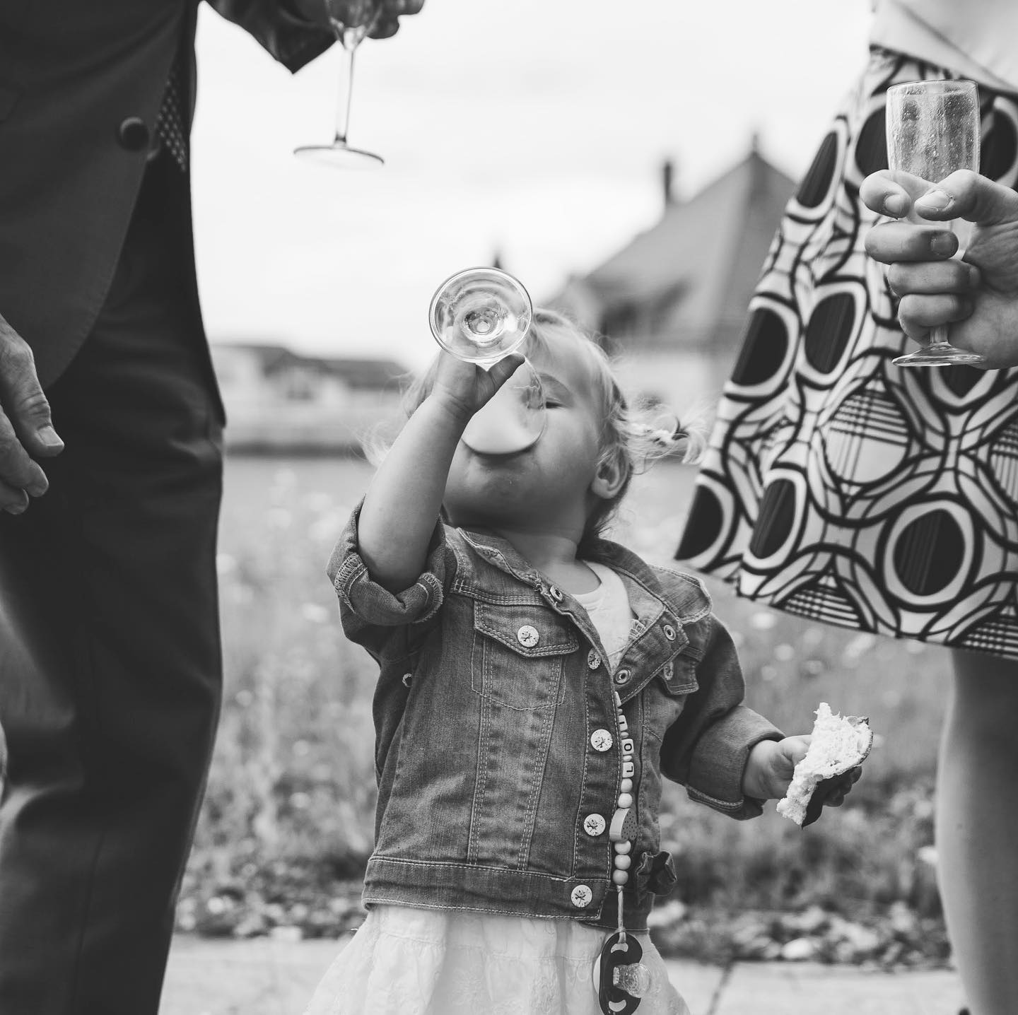 Ex and Hop! Do you know this moment? If you are the most thirsty person on the wedding. #cheers to all of you couples got married this year. And don’t forget to drink 🍸 on you. You made a great step towards an even more exciting journey. #brideandgroom #instabride #weddingblog #hochzeit #weddingdreams #weddinglocations #hochzeitstag #traumhochzeit #THEVINCENTKEINER #love #hochzeit2020 #weddingjournalism #weddingdocumentary #keinerkenntdichbesser #tvk