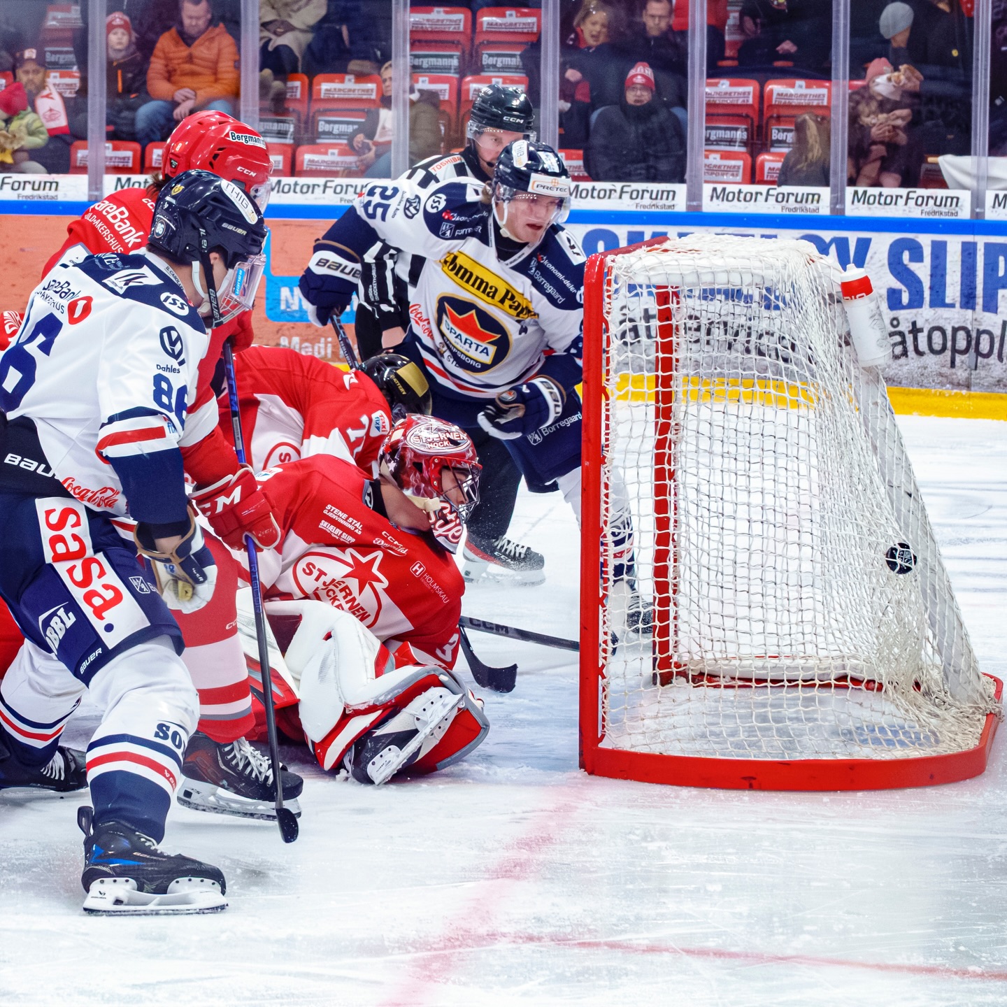 What a day 🔥 @spartasarpsborg drar i land seieren i @ehl.no oppgjøret over @stjernenelite med 2-1 etter sterkt Stjernen-press. Sarpingene vinner fire av fem oppgjør denne sesongen og viser at de er Østfolds beste hockeylag for øyeblikket #2hockey #hockey4you #norskishockey #norskhockey #ehl