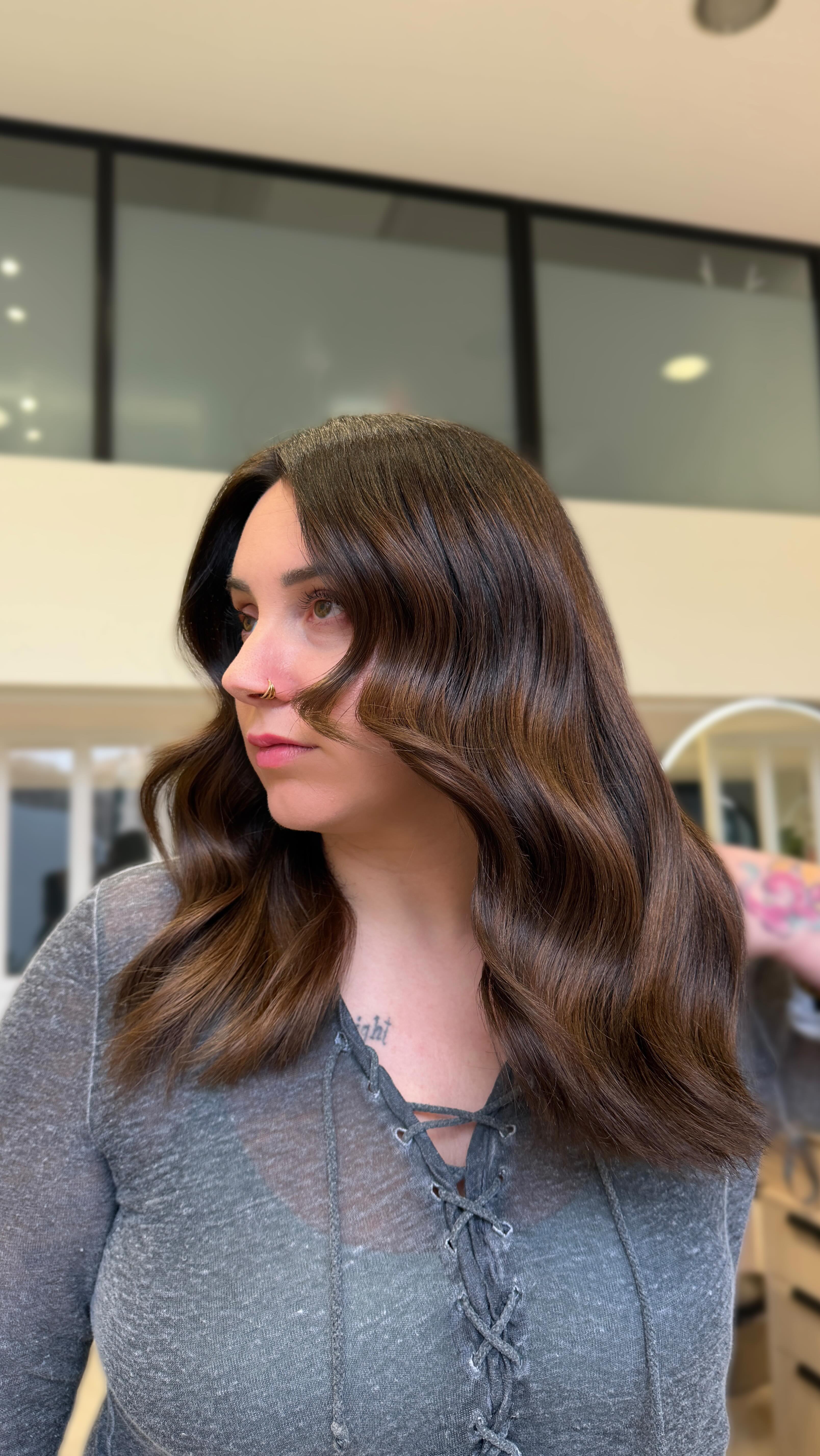 Le Grey Blending, ça commence parfois par une étape de transition 🌸
Quand on fait du brun très foncé depuis des années, et que les cheveux blancs prennent de plus en plus de place, le grey blending ne se fait pas en un seul rendez-vous.
👉 Ici, première étape :
Éclaircir en douceur, casser la masse trop foncée et commencer à fondre les cheveux blancs avec le reste, tout en restant sur un châtain naturel.
Un gros travail de ✨ balayage AirTouch ✨ pour un fondu tout en finesse
Olaplex N°2 pour protéger le cheveu,
Et 3 gloss en cascade pour un rendu naturel et lumineux.
Résultat :
⭐️ Moins de contraste,
⭐️ Des repousses plus douces,
⭐️ Et surtout… moins de contraintes au quotidien.
Parce qu’assumer ses cheveux blancs, ça ne veut pas dire tout faire d’un coup, mais être accompagnée étape par étape 🩷
💬 Tu veux arrêter les couleurs mensuelles sans renoncer à un joli résultat ?
Écris-moi ou prends rendez-vous pour une consultation, on trouve ensemble la solution la plus adaptée à tes cheveux 😌