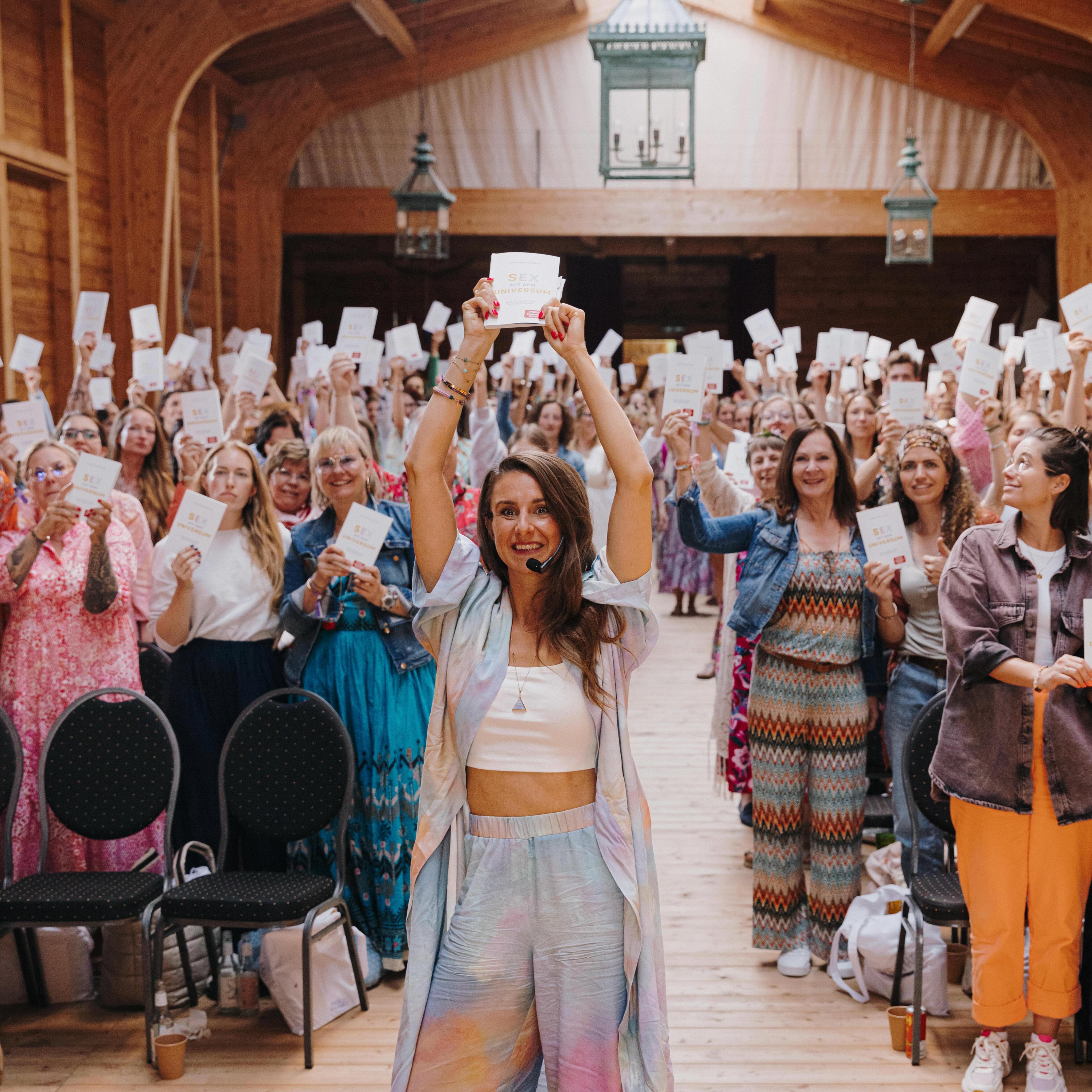 Da bebt die Scheune.
Zum Buch-Launch von @lauramalinaseiler war ordentlich was los bei uns. Die Eventscheune war gefüllt mit bunten Gewändern und freundlichen Gesichtern. Was für ein toller Tag.
#eventlocation #eibenhofbadsaarow #buchlaunch #feiernamscharmützelsee #happypeople @maliaverlag