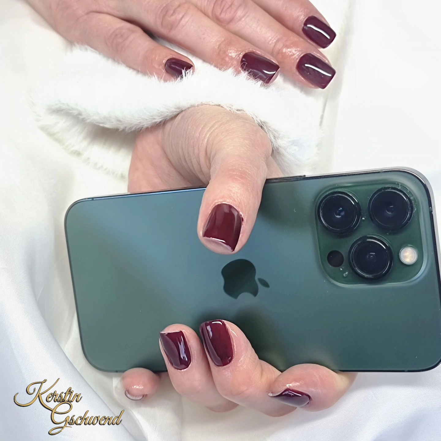 ❤️ hier habe ich wieder ein tolles Set gearbeitet; Farbe und Form passen perfekt zum Hautton und zur Hand. Gearbeitet wie immer mit Produkten von @jet_set_beauty_nails und @apple
#nailart
#nailartist
#bernnails
#manicure
#konolfingen
#naildesign