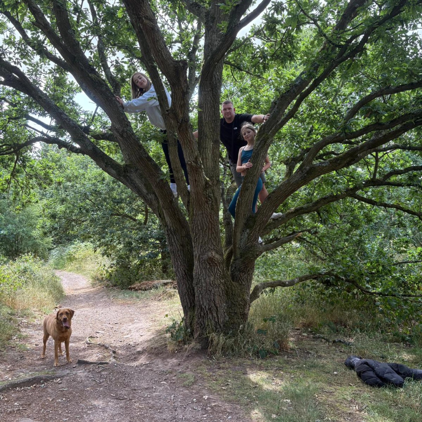 There is one very important person missing from this photo (my wife who was taking the photo). A short 48 hour trip back to the UK for my wife's bday and to spend some quality time with my family.. In 48 hours we made some amazing memories and reinforced the strength of our family unit... The unfortunate thing being a solo expat means we always have to say goodbye.. 😌.. to be reunited in 3 weeks when they join me for a couple of weeks..
#ExpatLife #LivingAbroad #mentalhealth #TravelAndLive #mentalhealthawareness #ExpatJourney #selflove #NewCountryNewLife
#ExpatCommunity #livingwithocd #ExploringTheWorld #ForeignLife
#LivingOutsideTheBox #InternationalLiving #ExpatVibes #TravelLifestyle
#HomeAwayFromHome #loveyourself #CultureShock #ExpatStories