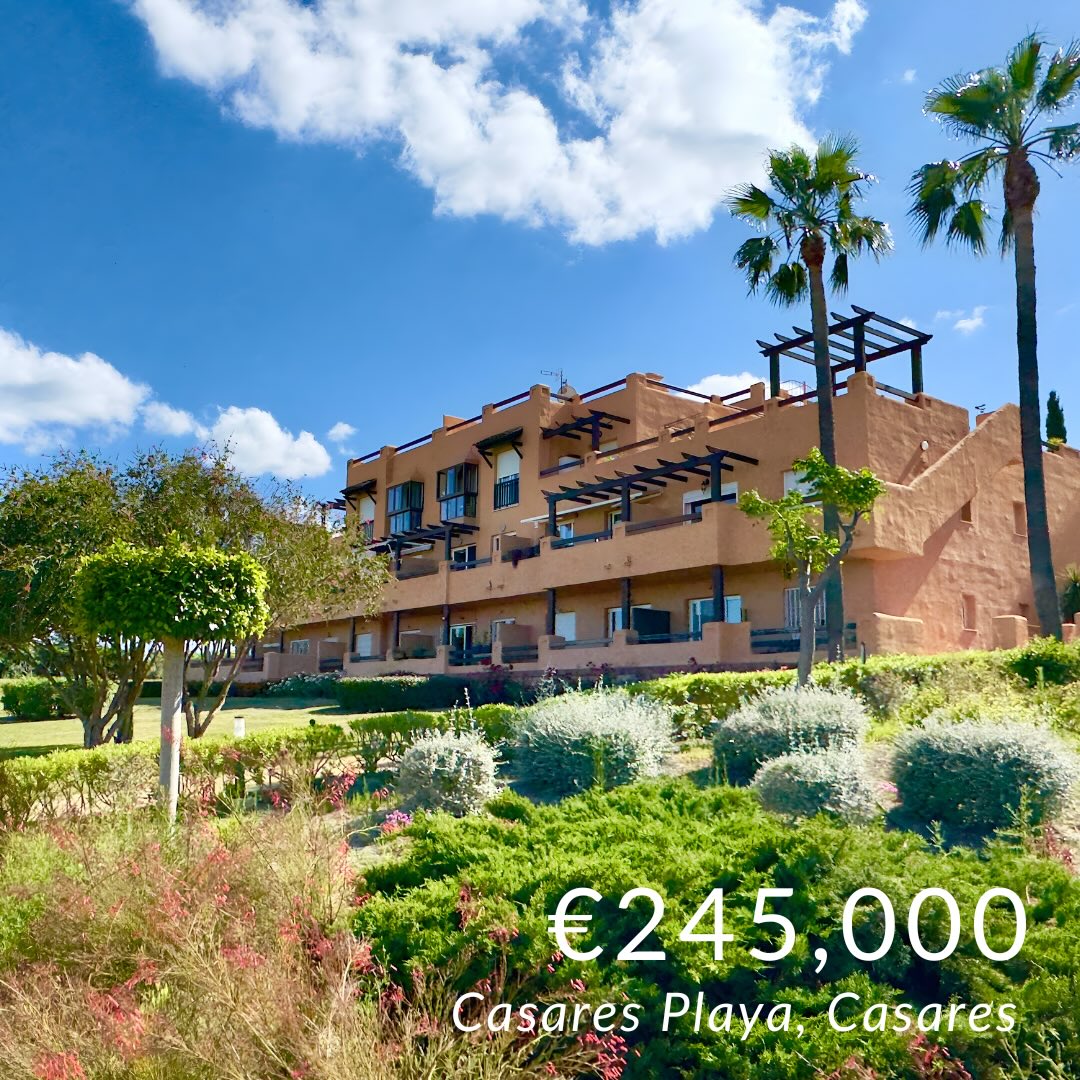 📍 Casares del Sol, Casares Playa
💶 €245,000
🏠 Top floor apartment
🏖️ 1 mile from beach (2 mins drive)
🛌 2 bedrooms
🛁 2 bathrooms
🌅 South-East facing apartment
💦 2 swimming pools
🌳 Spacious gardens
🚗 Underground parking space
📦 Store room
🧽 Separate utility terrace
✅ Ready to move into