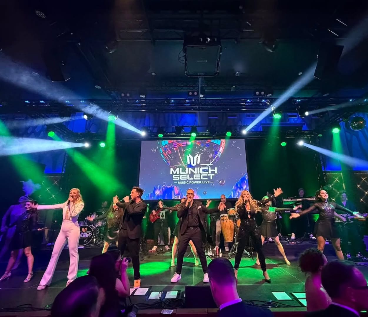 High-energy live music, premium entertainment and a show tailored to your event.
From classy lounge vibes to electrifying party moments – this band delivers luxury sound with unstoppable energy!
#munichselectband
#eventsband
#showband