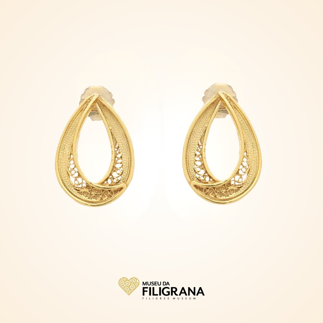 Anselmo 1910 apresenta na loja do Museu da Filigrana os brincos de filigrana em prata dourada.
Presenting at The Filigree Museum Store the gold plated sterling silver earrings.
#brincos #pratadourada #filigrana #joalharia #tradicional #portugal #earrings #goldplatedsilver #filigree #jewelry #traditional #portugal