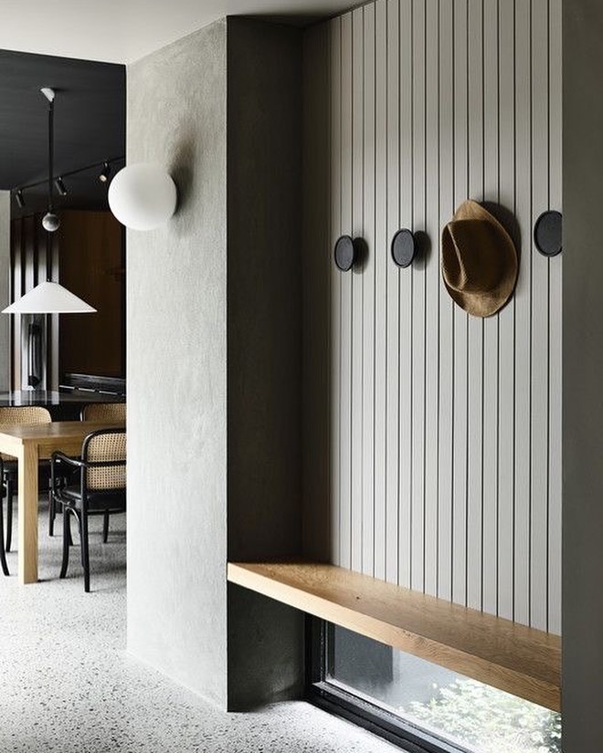 #inspiration #entrée #matière #couleur
Réalisé par Kennedy Nolan.
Les murs sont texturisés, colorés et on aime ça! L’entrée est à soigner, première impression lorsque l’on passe la porte! Bientôt je pourrais la porte pour venir vous conseiller chez vous! En attendant c’est possible via ma super webcam de compétition!