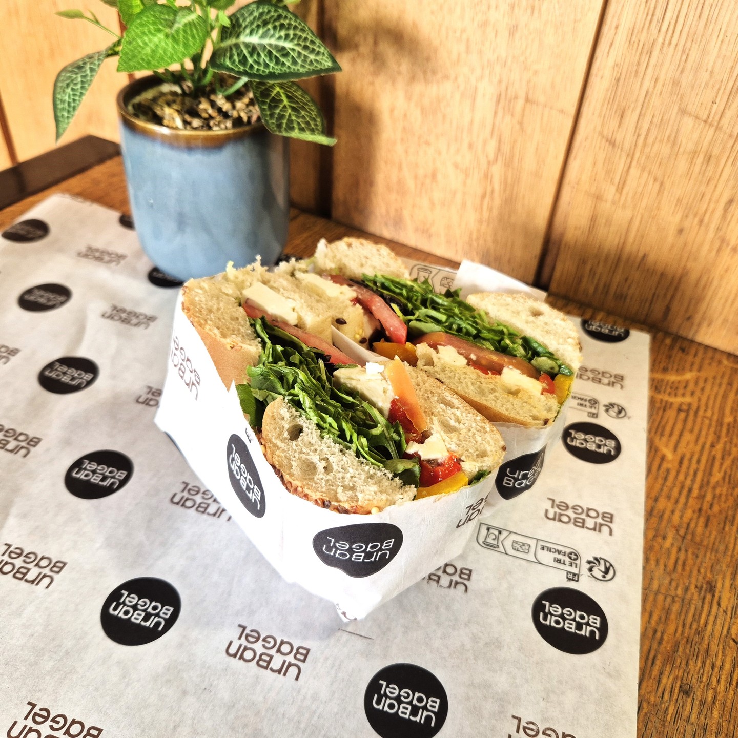 Notre Bagel de septembre : 🇬🇷🌱Feta, poivrons marinés, oignons rouges, olives, tomates et roquettes.
#bagel #bagels #recette #fastfood #sandwich #vege #urbanbagel