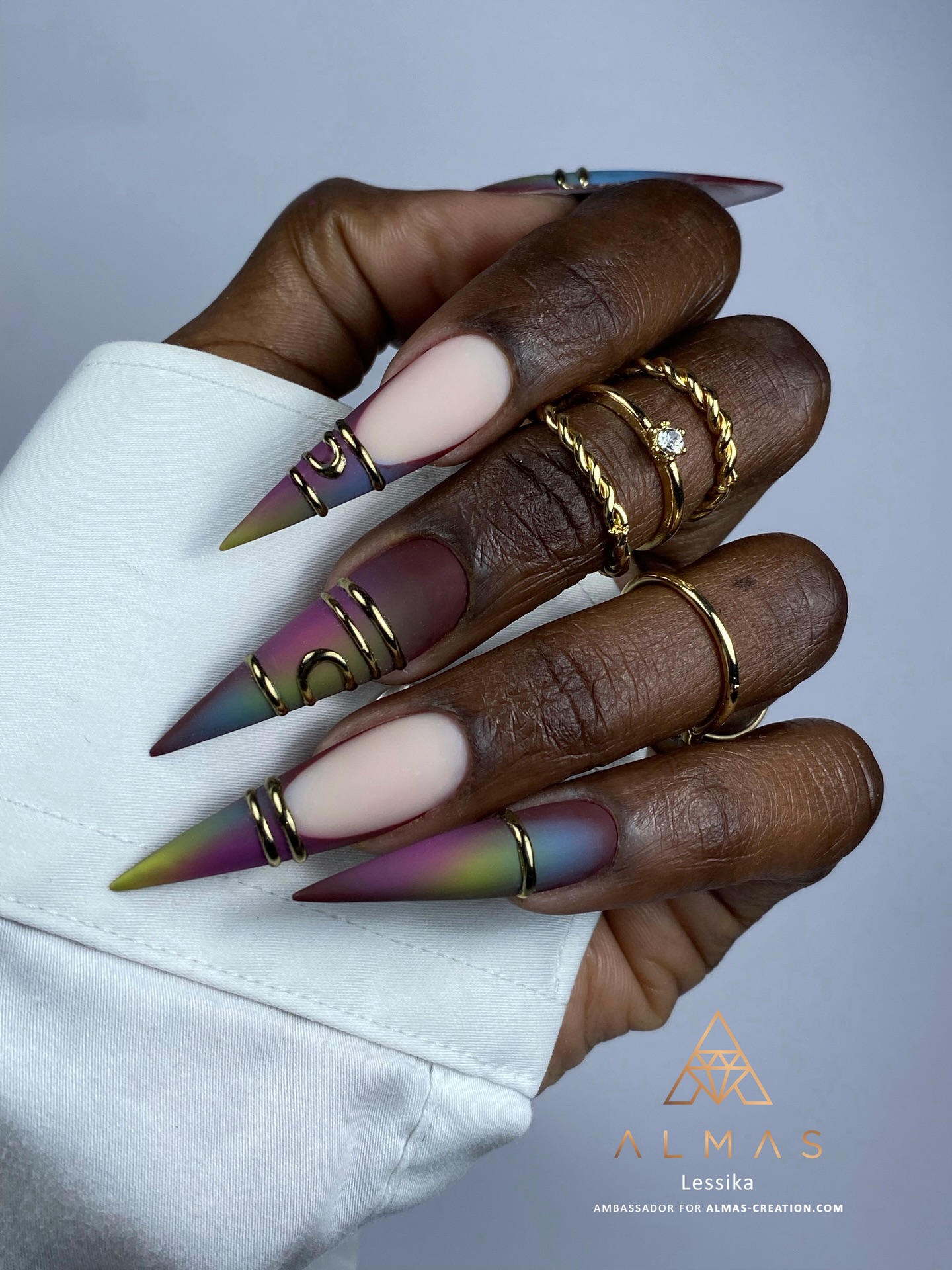 Qu’il s’agisse d’un polygel standard ou liquide, quelle est la teinte dont vous raffolez le plus? 🤩
Pour ses nouveaux stilettos, Tressy a utilisé le polygel Holly Peach. Elle a également travaillé avec les vernis Wine/Flash Pop/Majestic/Celeste, le pigment Mirror Effect 2 et la finition Velvet Top Coat. ❤️🔥
#stilettonail #stilettonails #matenails #colorfulnails #frenchnail